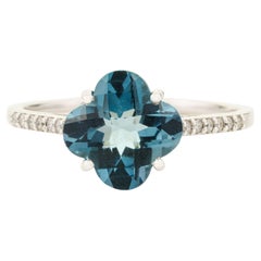Bague chic moderne en or blanc 14 carats avec topaze bleue et diamant en forme de trèfle