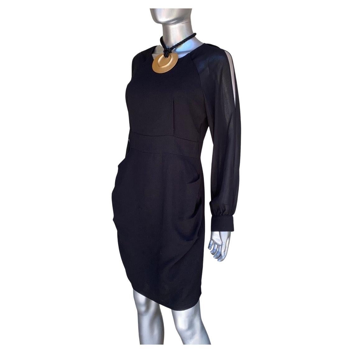 Petite robe noire moderne et chic à manches transparentes et jupe drapée, taille 6/8