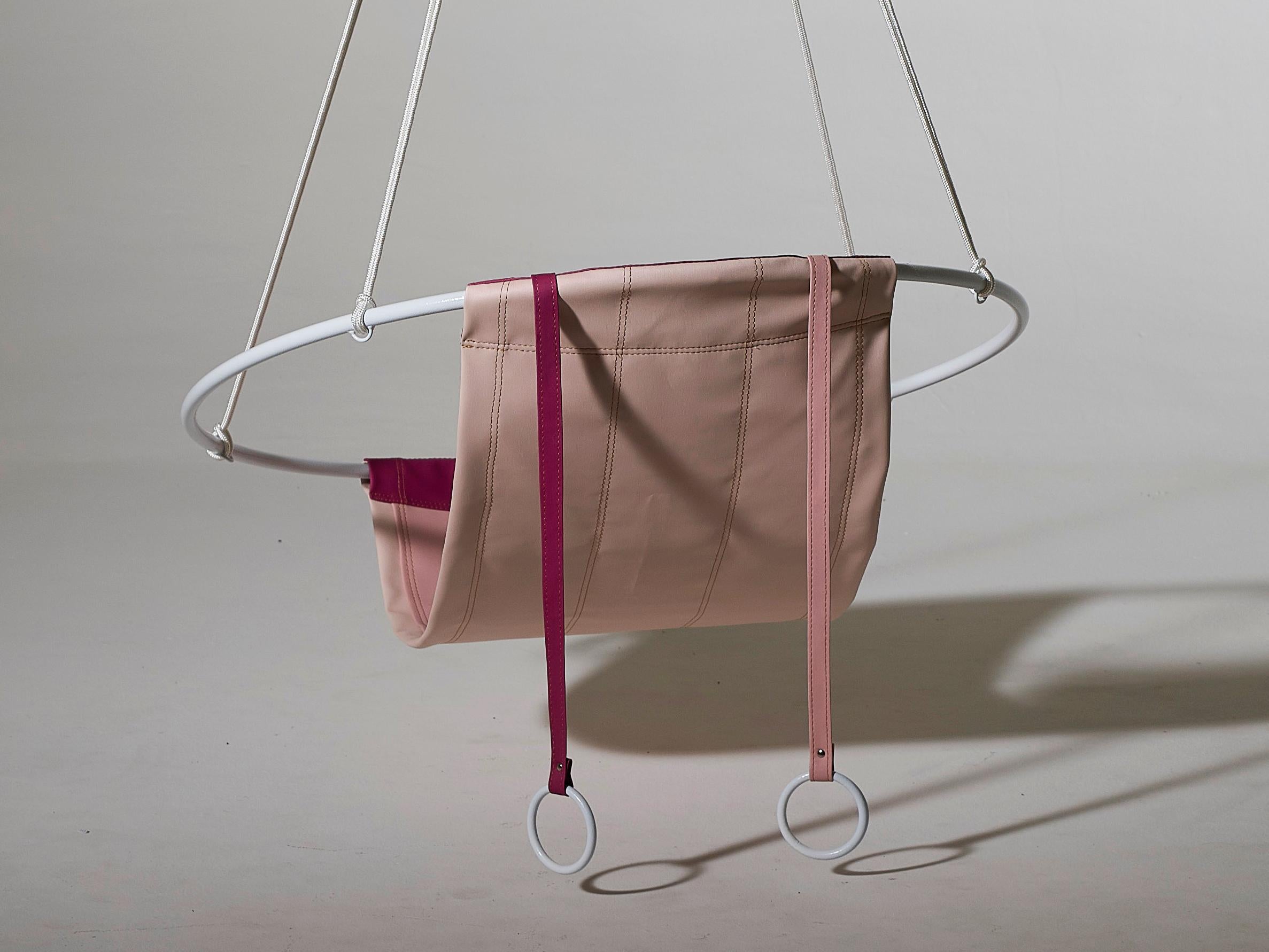 Modern Chic Outdoor Sling Hanging Chair - Pink In New Condition For Sale In Johannesburg, ZA
