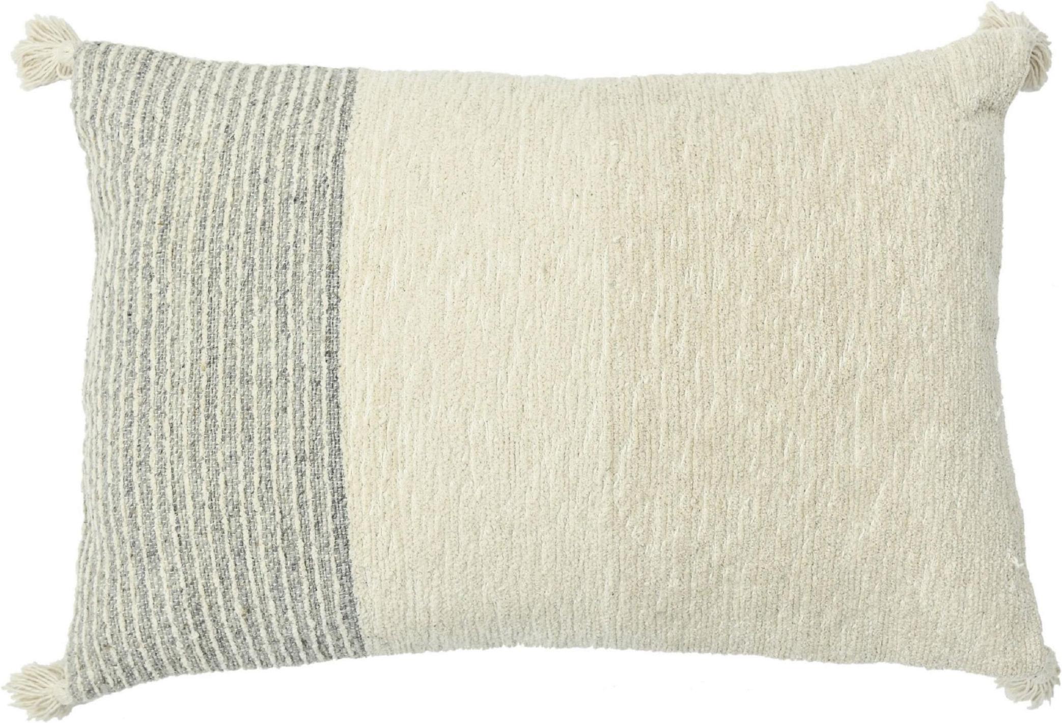 Eleva il look della tua casa con un cuscino moderno in lana e cotone, realizzato a mano con materiali opulenti, di dimensioni 16
