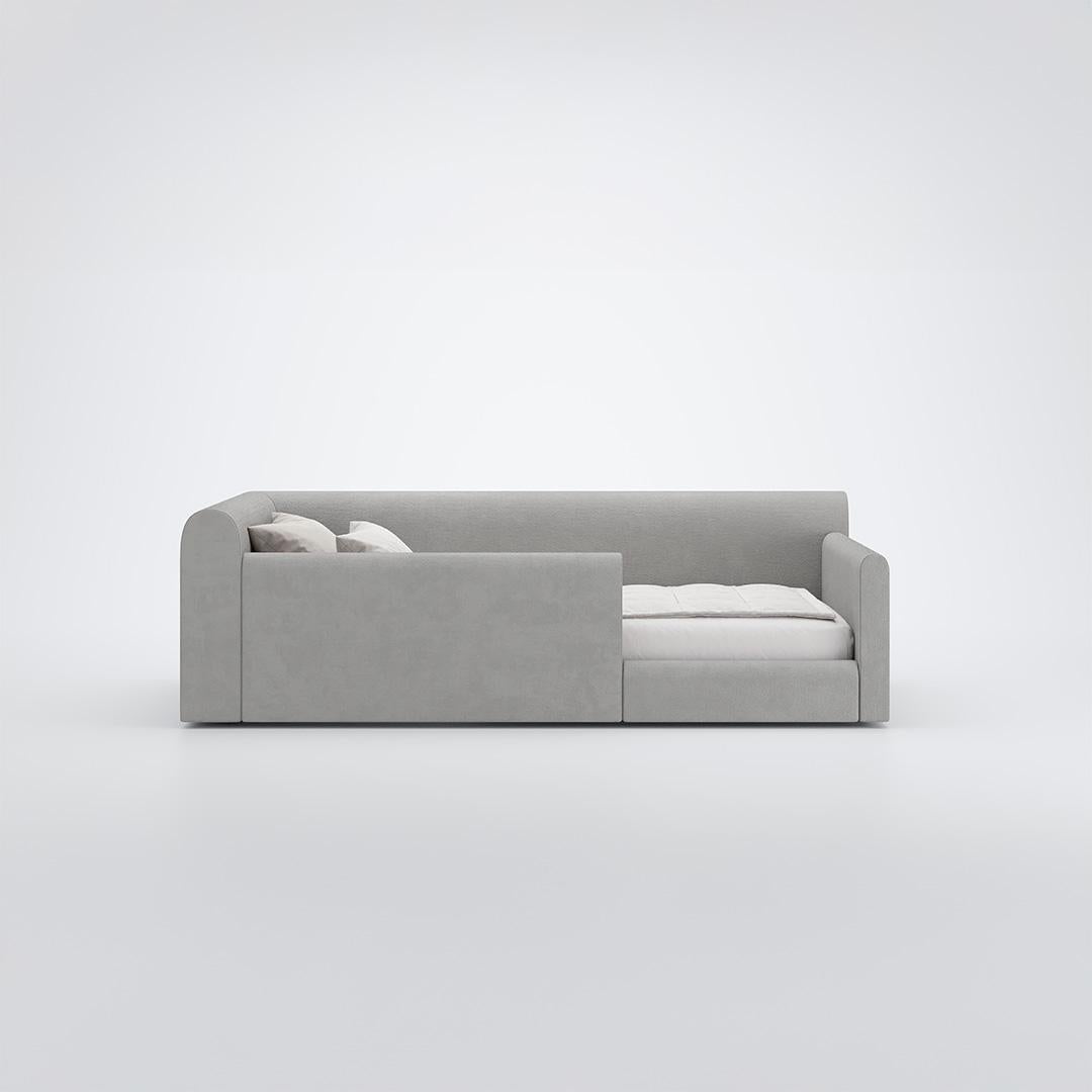 El diseñador y fundador de Palo Nero hizo este modelo especialmente para su hijo, que tiene un sueño intranquilo. 

Es una cama muy cómoda porque tiene una parte blanda en el lado largo. Puede colocarse contra la pared o justo en el centro de la