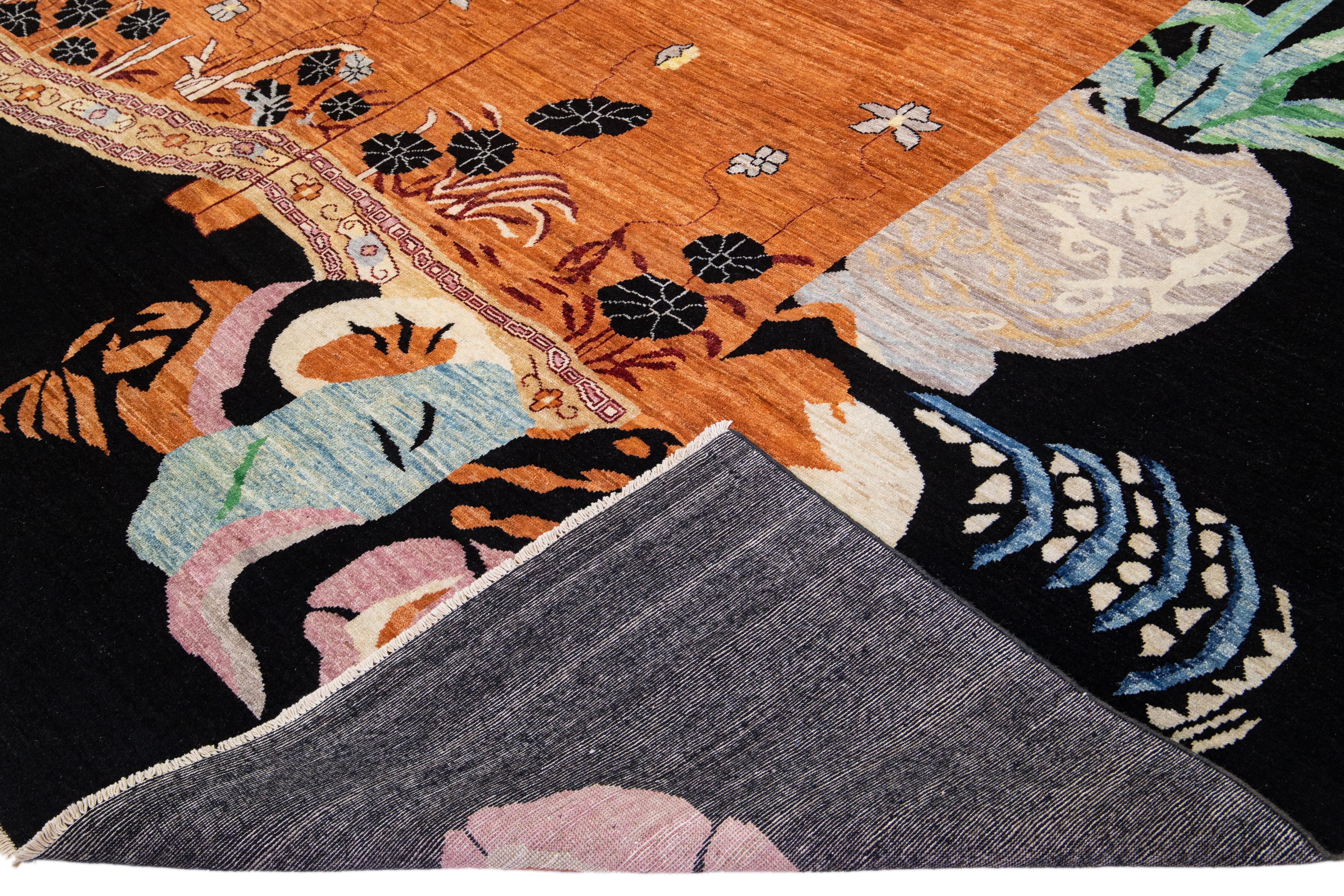 Schöner moderner Art Deco Teppich aus handgeknüpfter Wolle mit einem braunen Feld. Dieser Teppich im chinesischen Stil hat einen breiten schwarzen Rahmen und mehrfarbige Akzente mit einem prächtigen chinesischen Blumenmuster im Allover-Look.