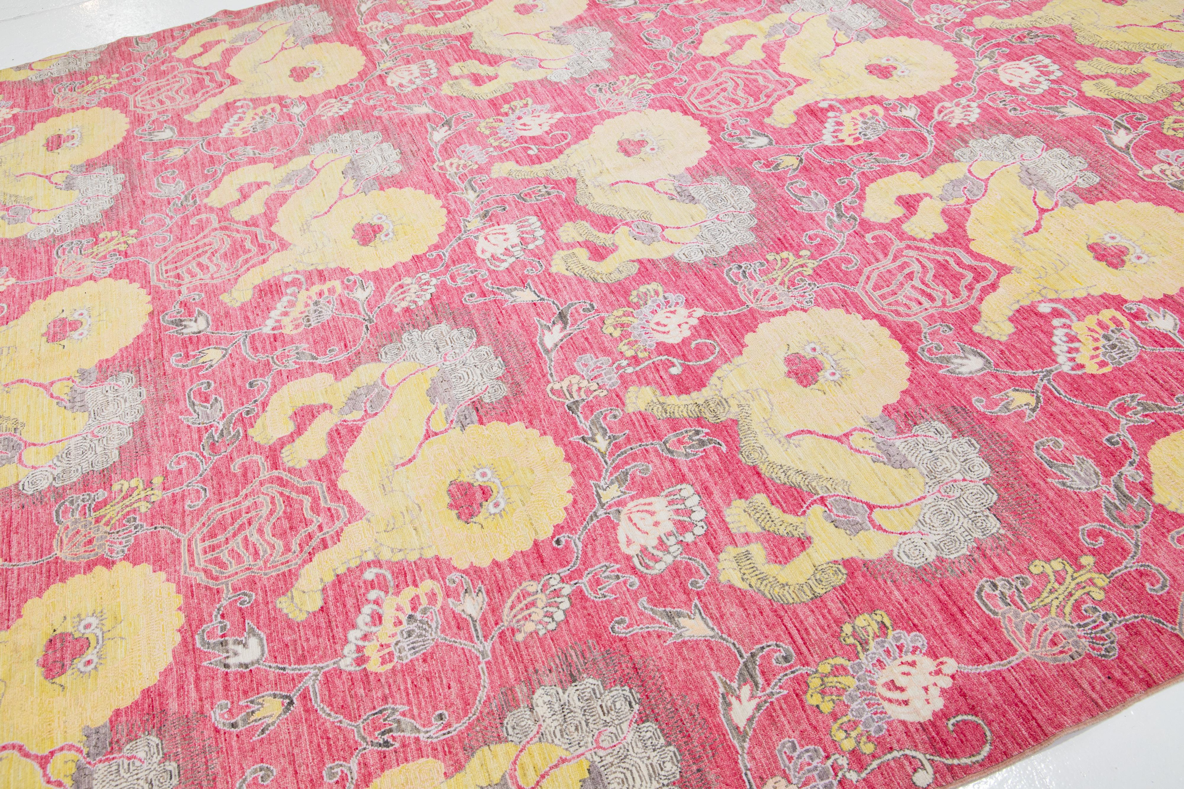 Art Déco Tappeto in lana in stile Art Deco cinese moderno di colore rosa con disegno pittorico in vendita