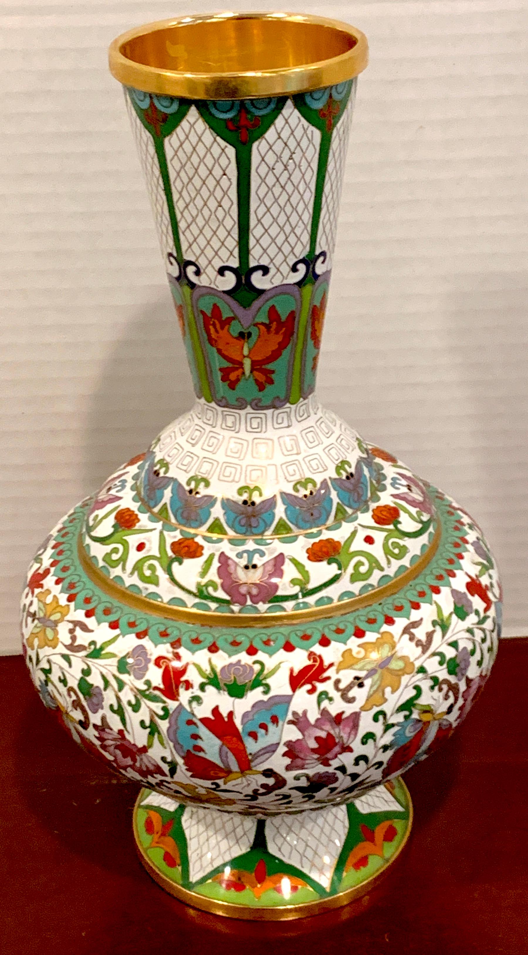 Moderne chinesische Cloisonné-Vase, weißer Hintergrund und Schmetterlinge, emailliert mit zahlreichen Schmetterlingen und floralen Reserven, 12,5
