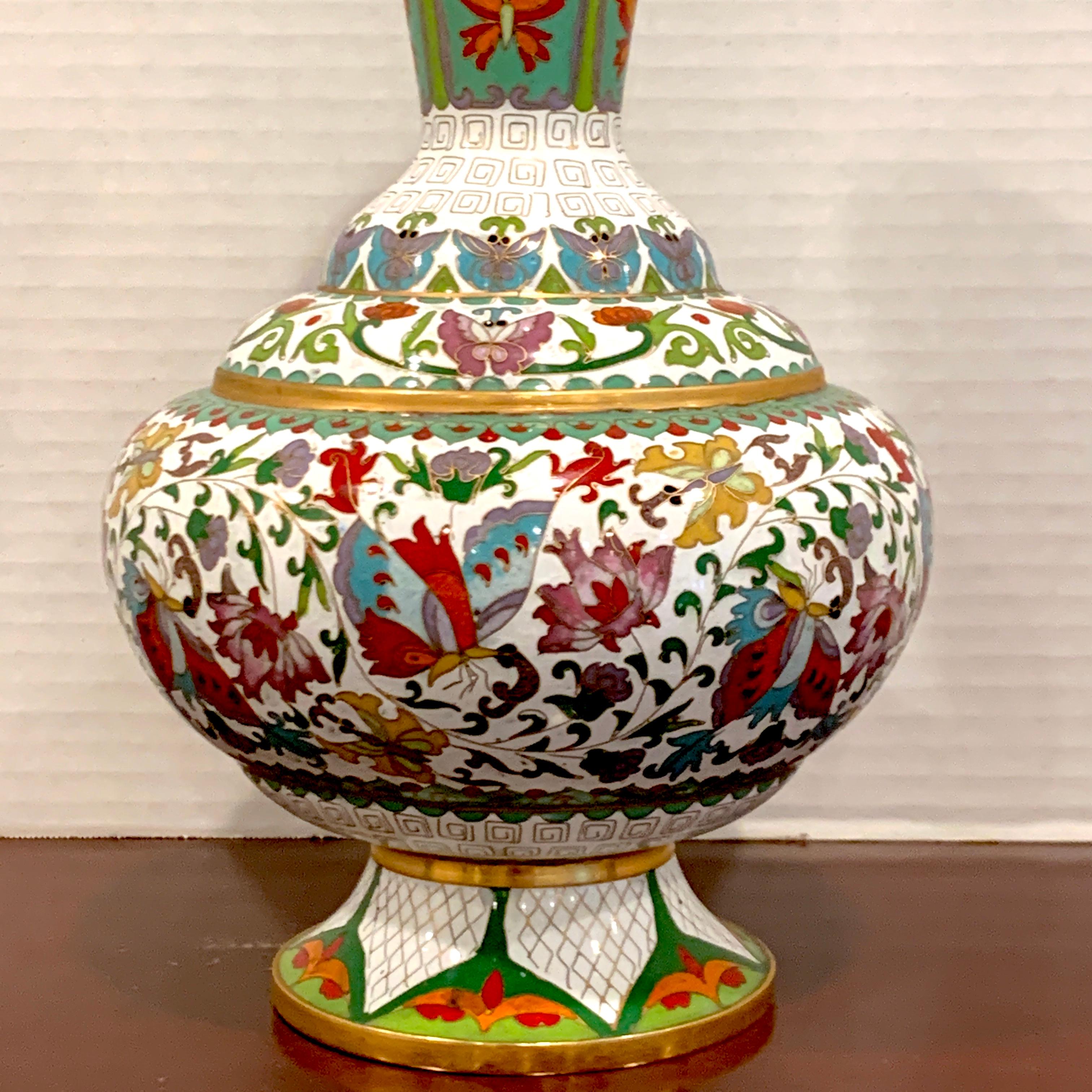 Moderne chinesische Cloisonné-Vase, weißer Hintergrund und Schmetterlinge (Chinesischer Export) im Angebot