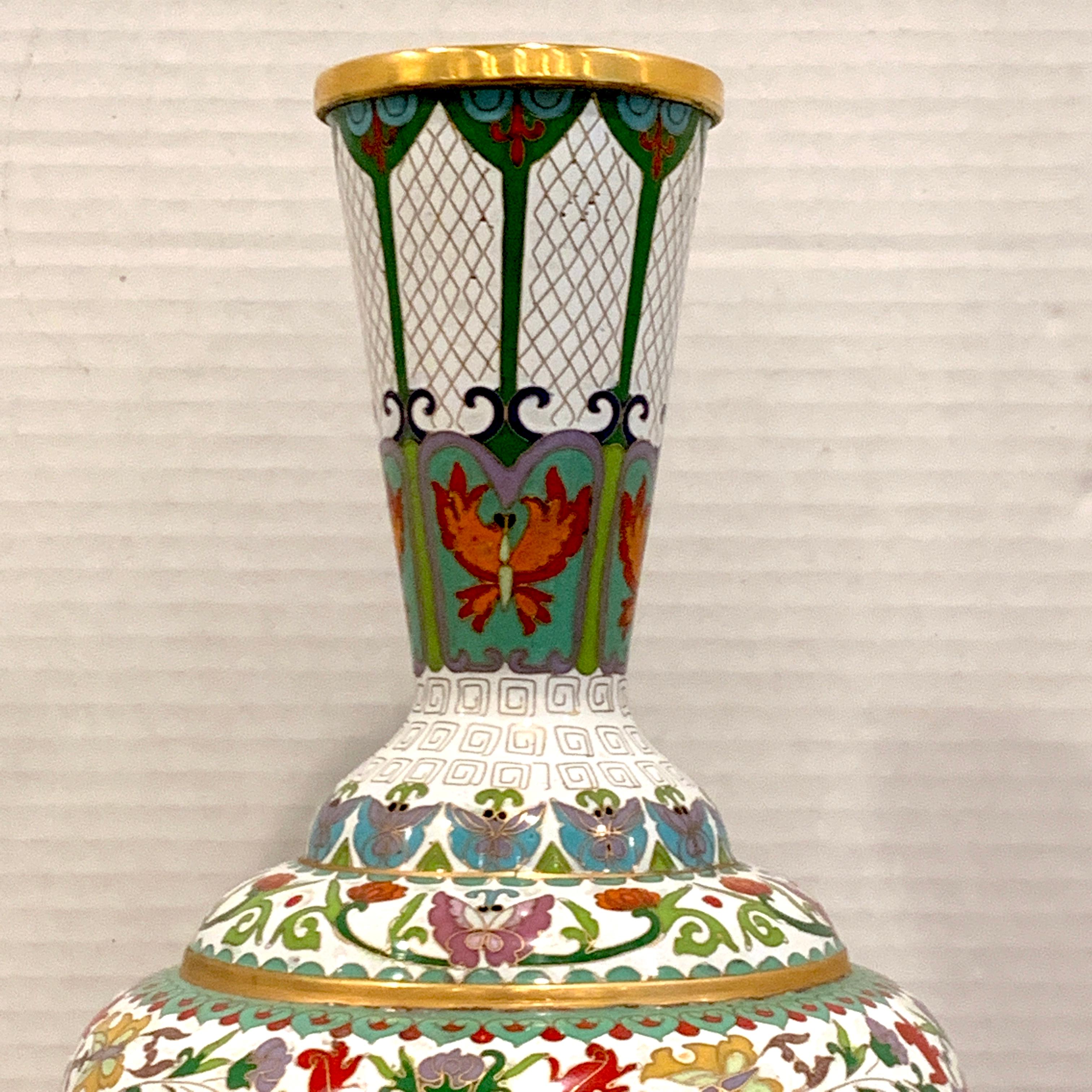 Moderne chinesische Cloisonné-Vase, weißer Hintergrund und Schmetterlinge (Chinesisch) im Angebot