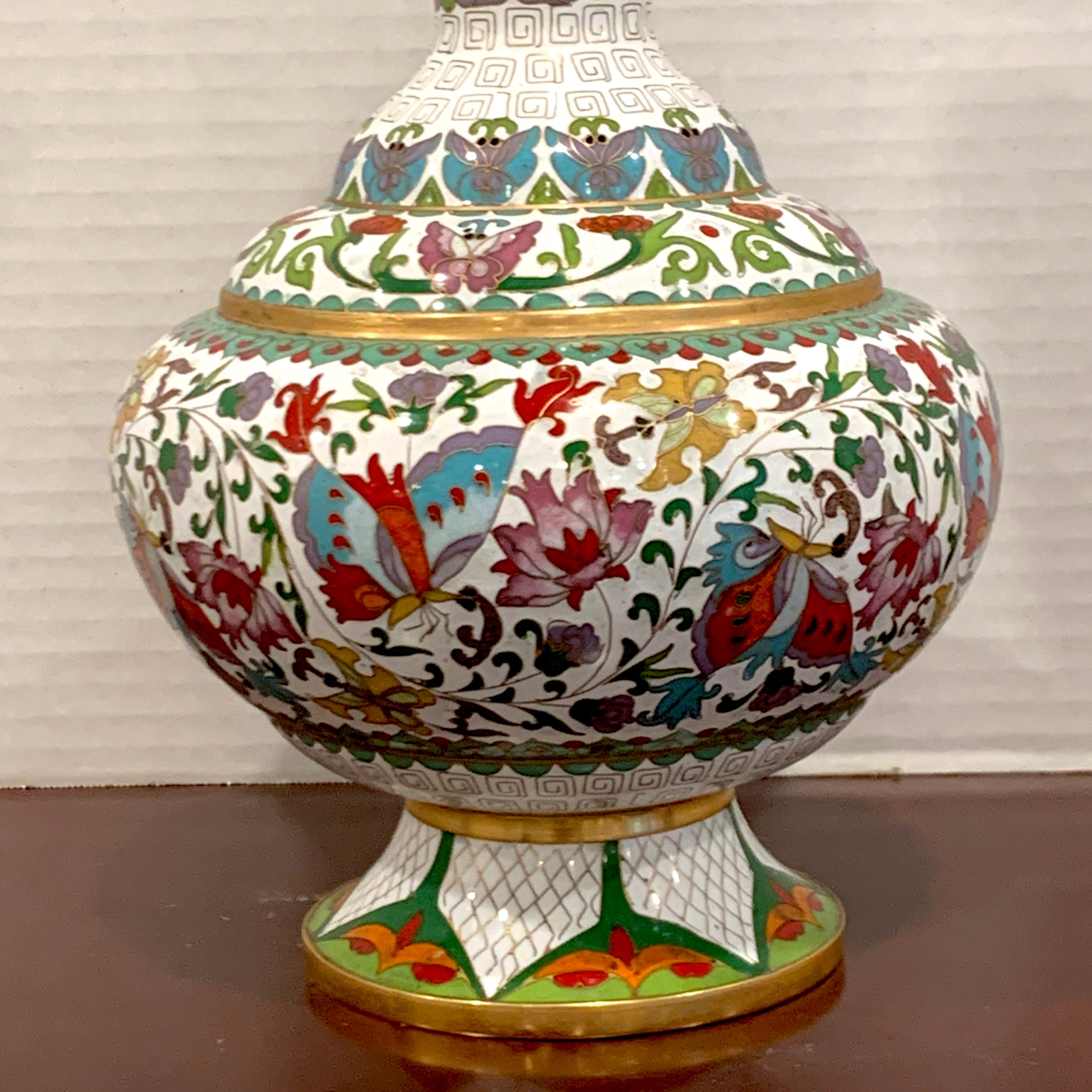 Moderne chinesische Cloisonné-Vase, weißer Hintergrund und Schmetterlinge im Zustand „Gut“ im Angebot in West Palm Beach, FL