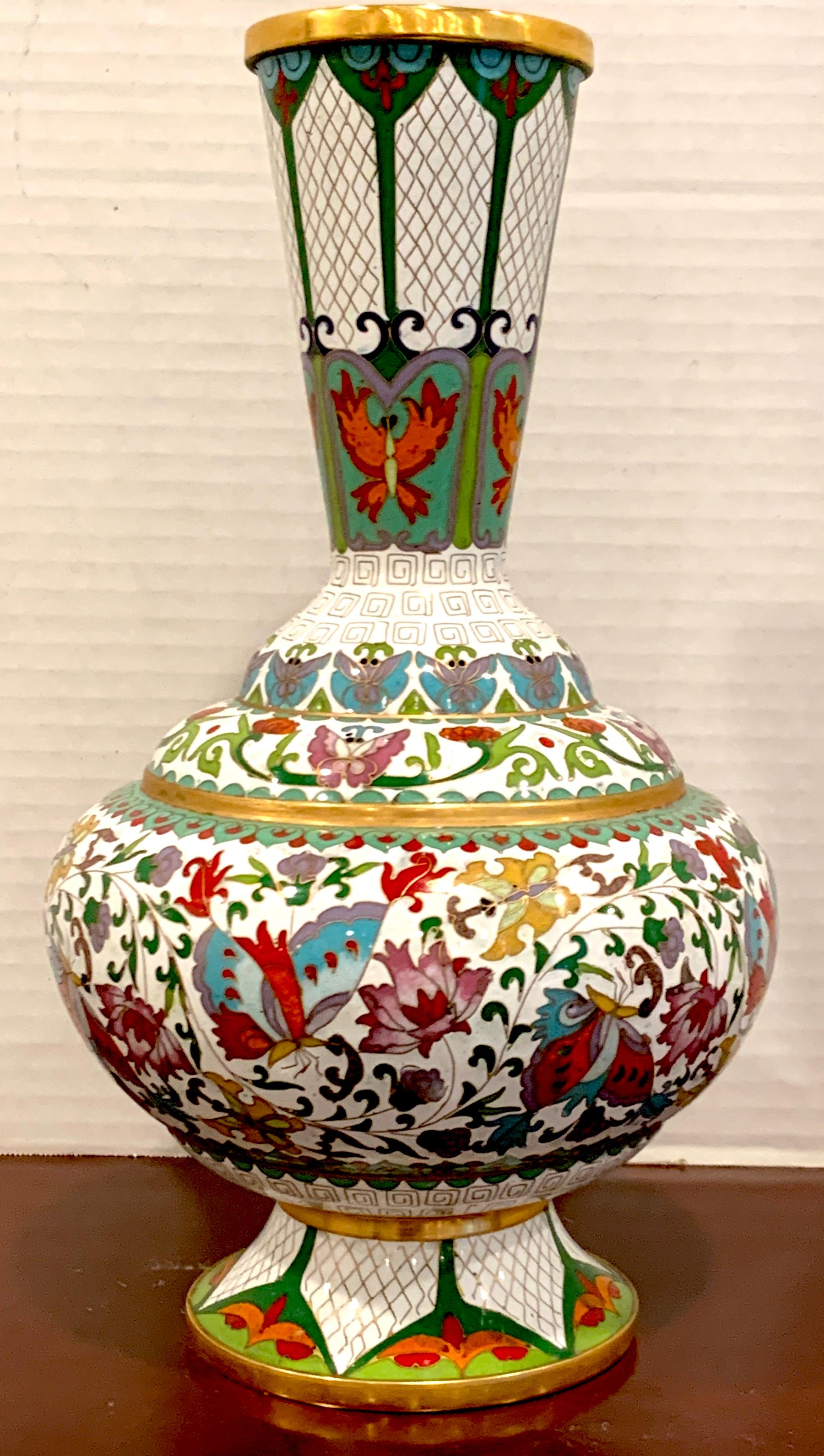 Moderne chinesische Cloisonné-Vase, weißer Hintergrund und Schmetterlinge (Messing) im Angebot