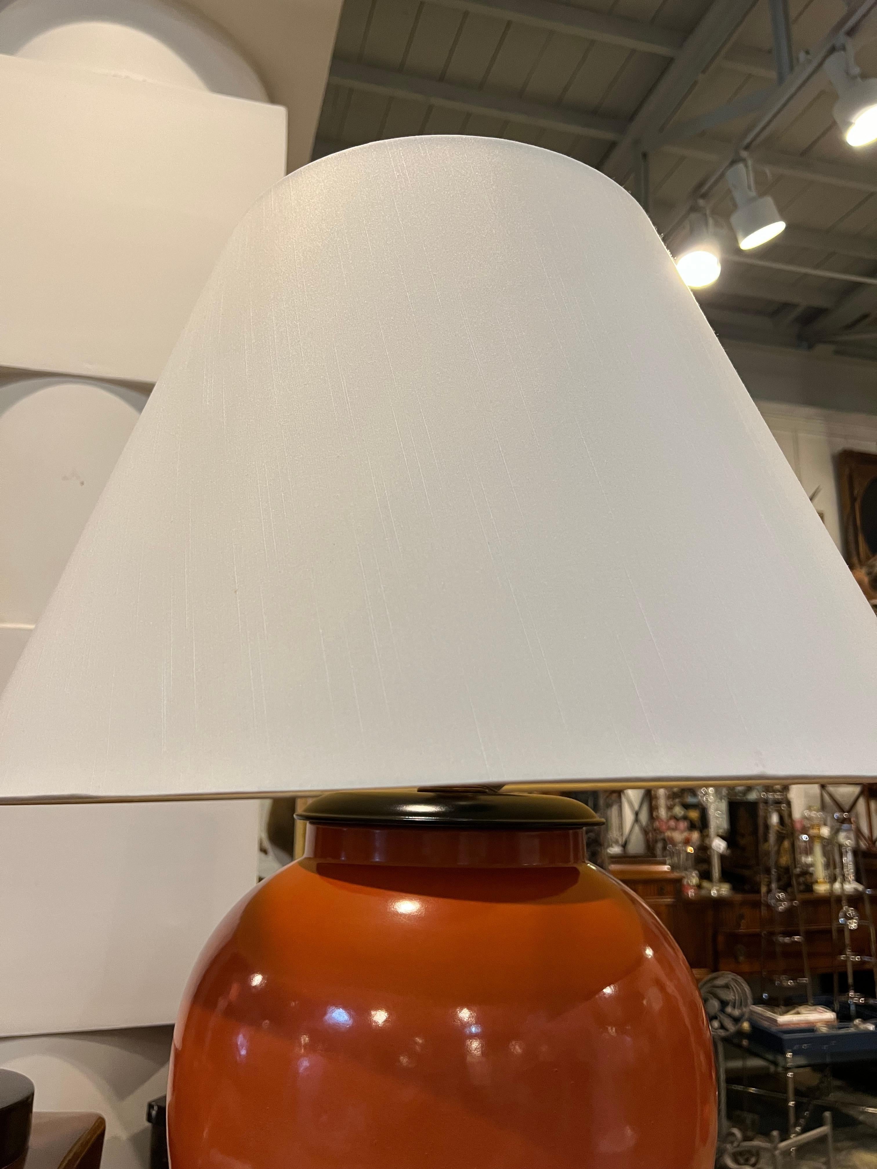 Modern Chinese Custom Porcelain Lamp with Gold Accents and Acrylic Base  In Excellent Condition For Sale In Dallas, TX