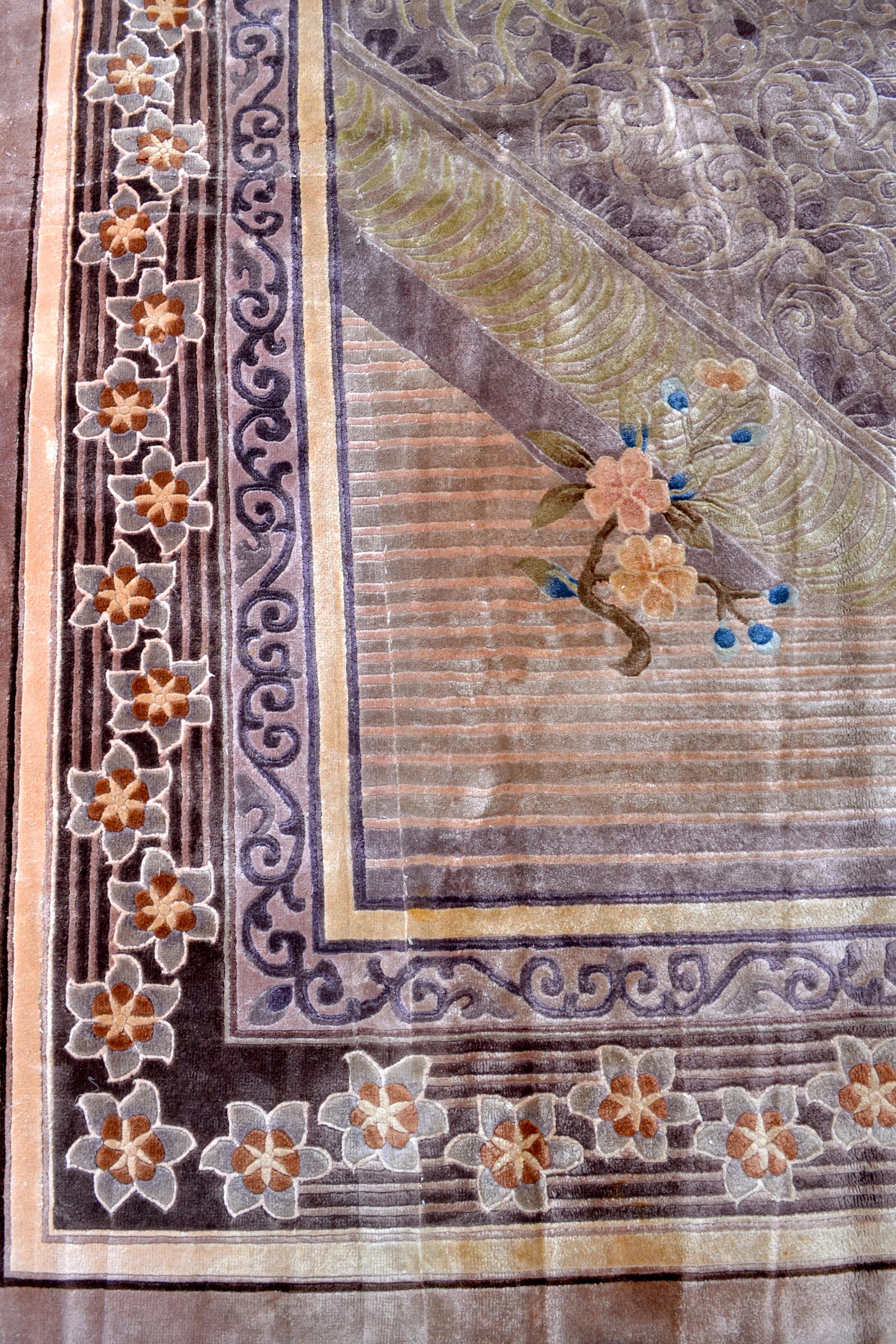 Un luxueux tapis moderne chinois en soie tissé à la main avec des fleurs et des nuages ; le fond bleu/gris nuageux scintille selon l'angle de vue ; Modèle intitulé 