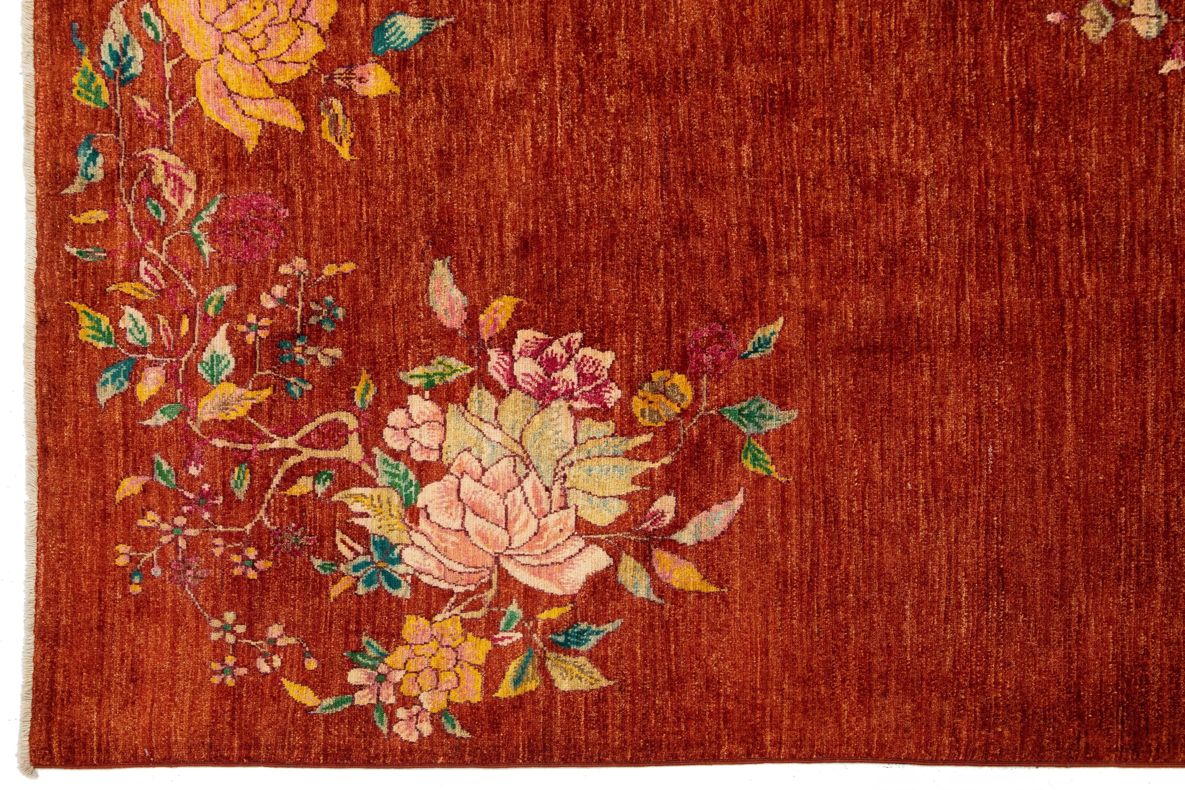 Laine Tapis moderne de style chinois fait à la main en couleur rouge terracora avec motif floral en vente
