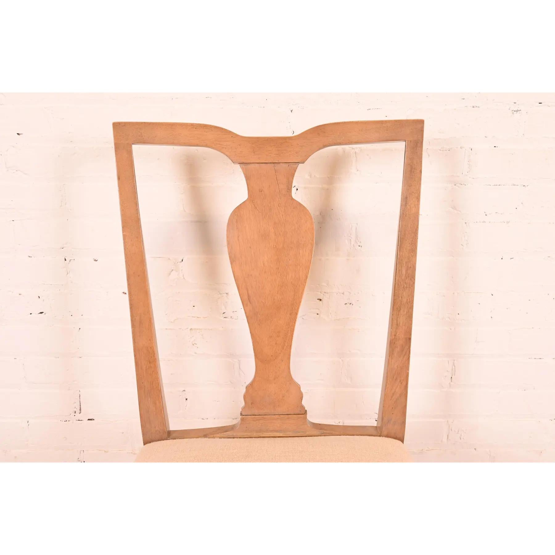 A gorgeous Modern Chippendale style dining chair or side chair

USA, 21st Century

Solid carved maple frame, with upholstered seat.

Measures: 21