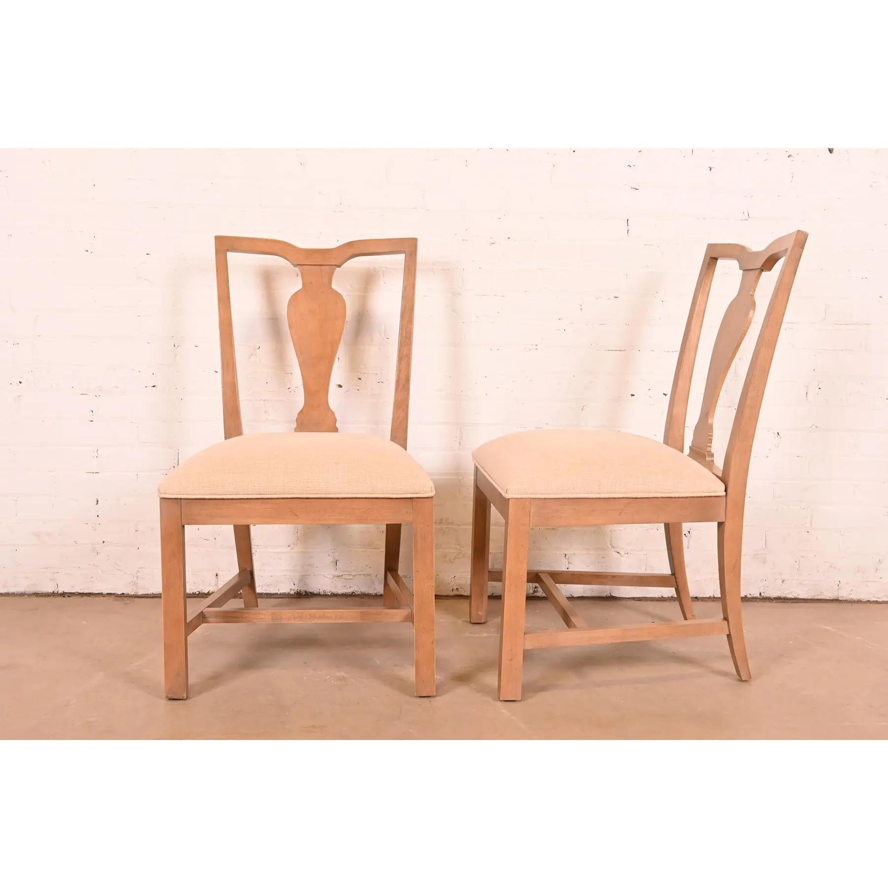 Sedie da pranzo moderne Chippendale in acero intagliato, set di sei in vendita 4