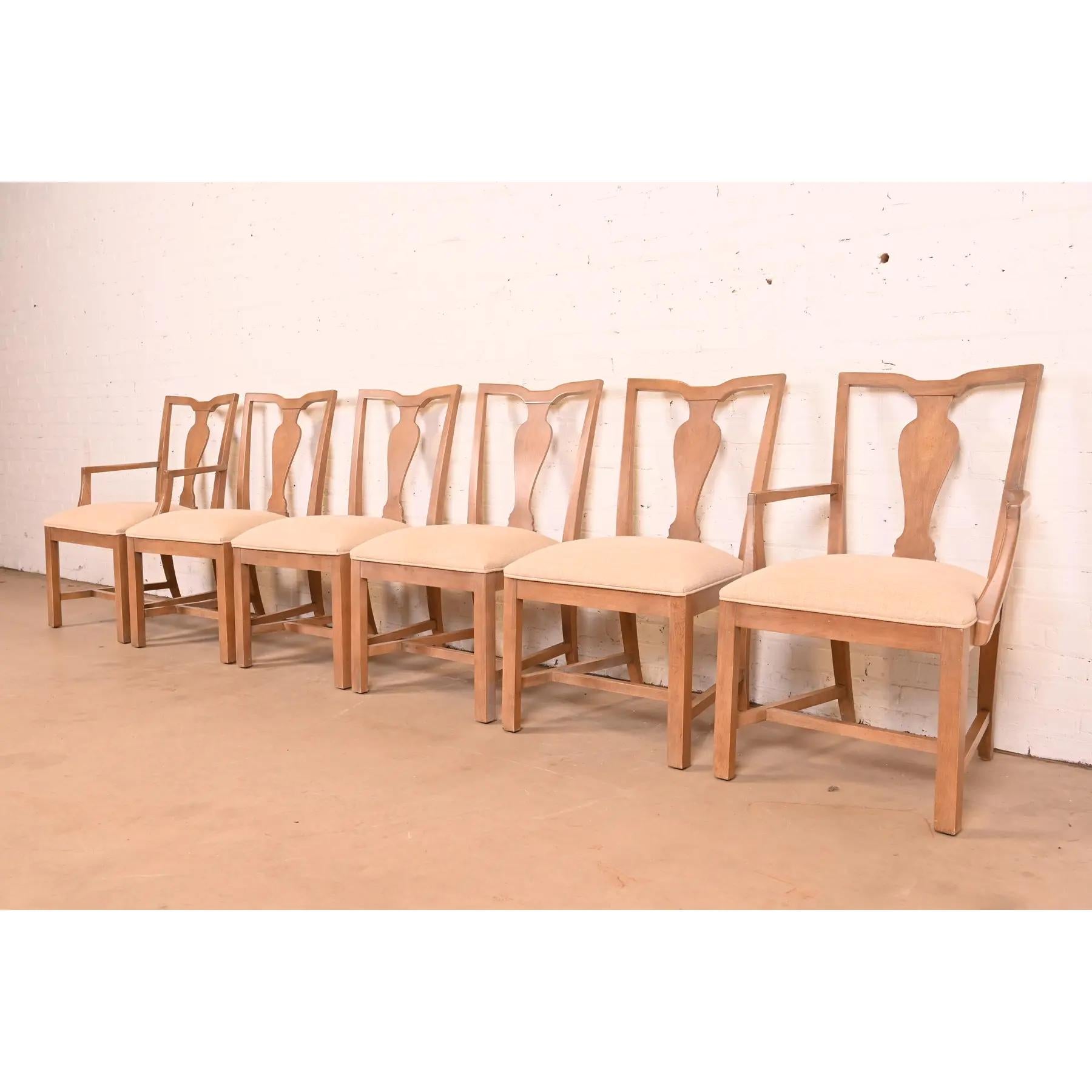 Uno splendido set di sei sedie da pranzo moderne in stile Chippendale

USA, 21° secolo

Struttura in acero massiccio intagliato, con sedili imbottiti.

Misure:
Sedie laterali: 21 