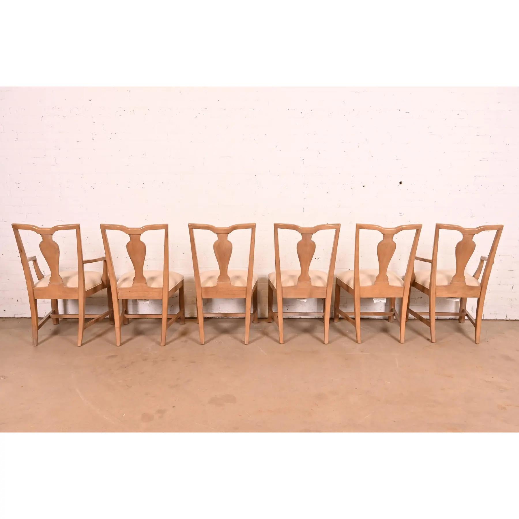 Sedie da pranzo moderne Chippendale in acero intagliato, set di sei in vendita 1