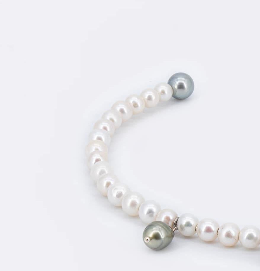 Ti presentiamo il nostro girocollo moderno e regolabile, un vero e proprio pezzo forte che combina senza sforzo eleganza e stile contemporaneo. Questo versatile girocollo può essere facilmente regolato piegando delicatamente i bordi, per garantire