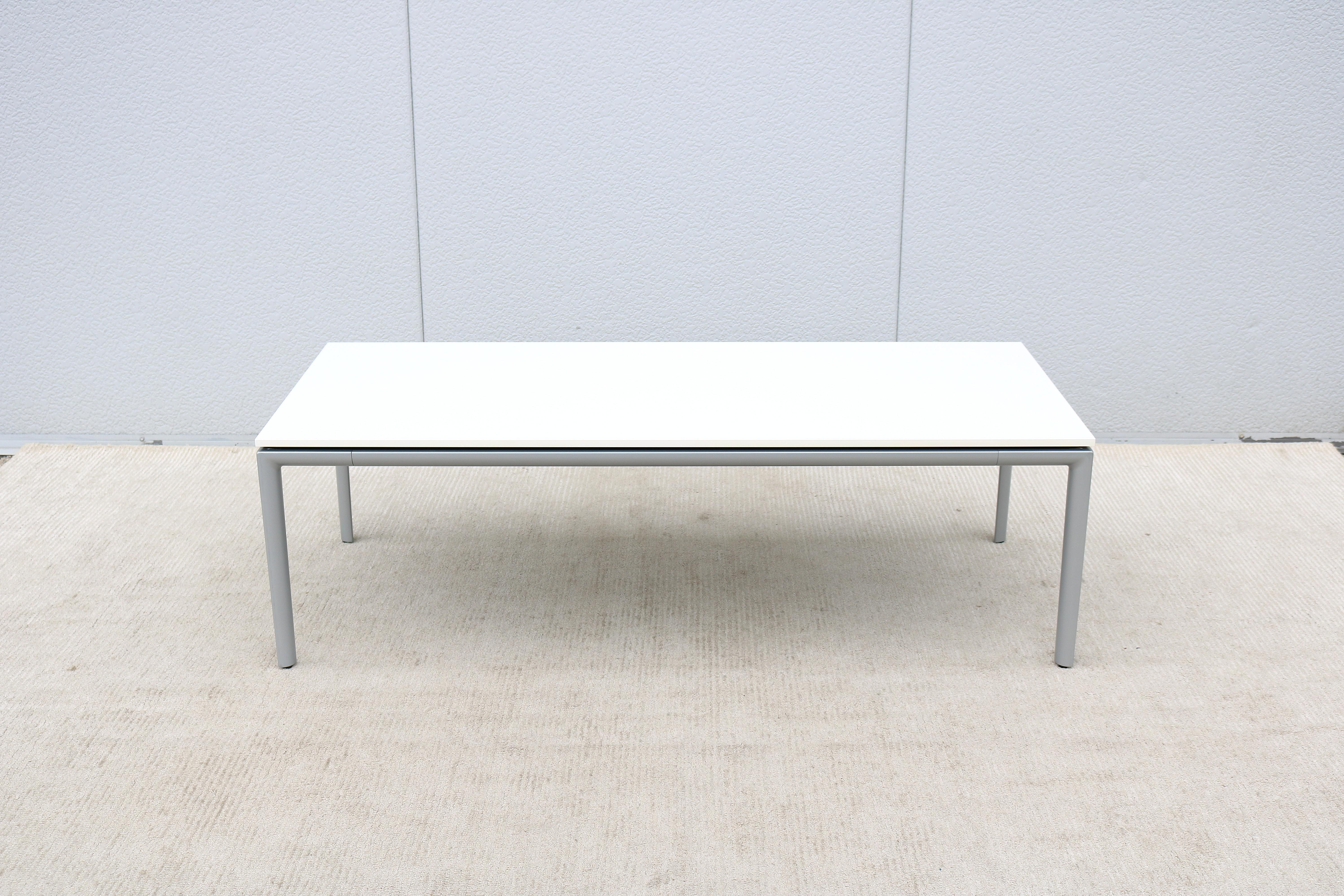 La moderna funcionalidad de la mesa Paralelo se adapta a una gran variedad de espacios.
Está bien diseñada y elaborada, una combinación de eficacia, estabilidad y elegancia.
Esta fabulosa mesa es versátil en su uso, y el complemento perfecto para