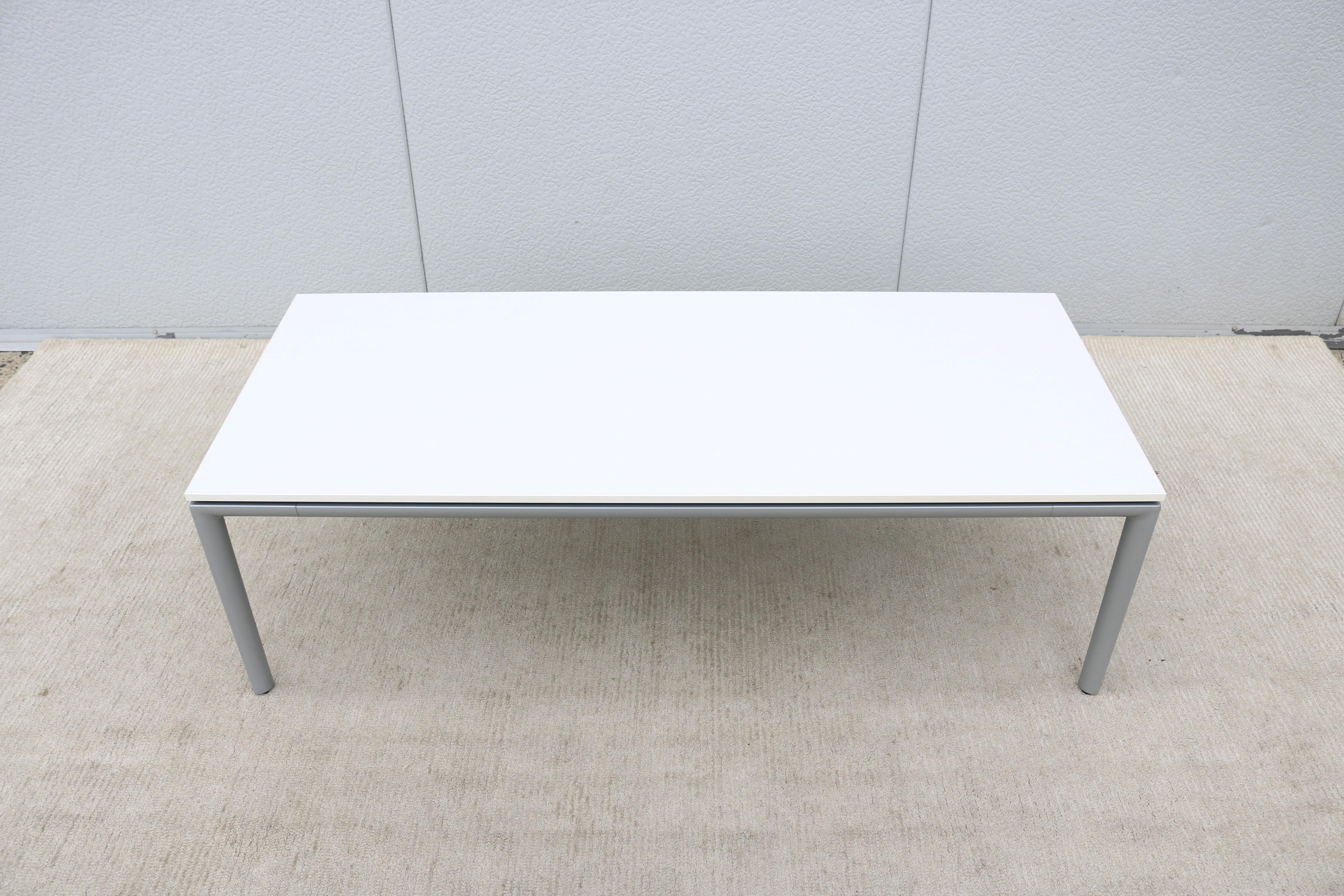 Mesa de centro moderna Chris Adamick for Allsteel Parallel Rectangular White Top Laminado en venta