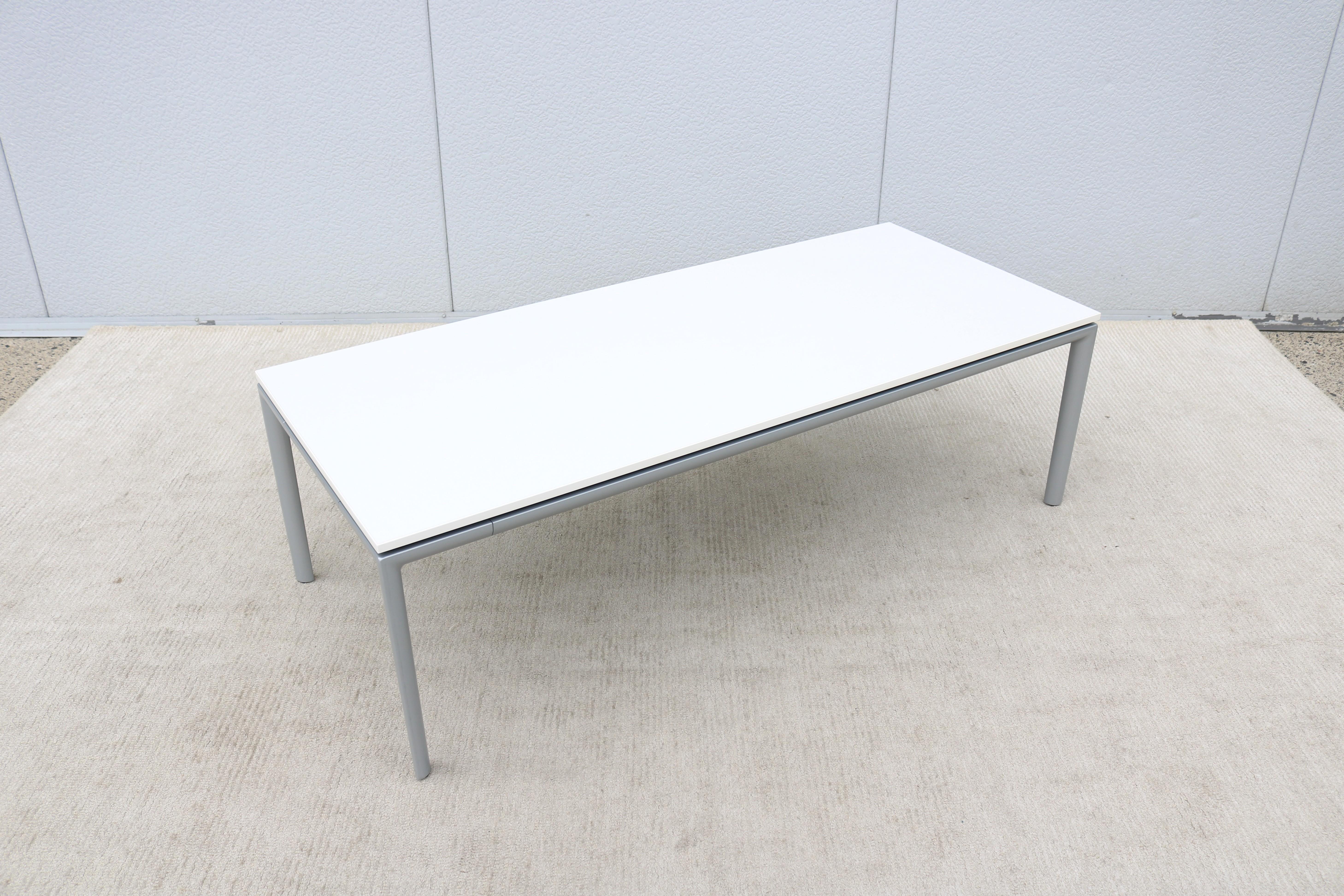 Mesa de centro moderna Chris Adamick for Allsteel Parallel Rectangular White Top en Bueno estado para la venta en Secaucus, NJ
