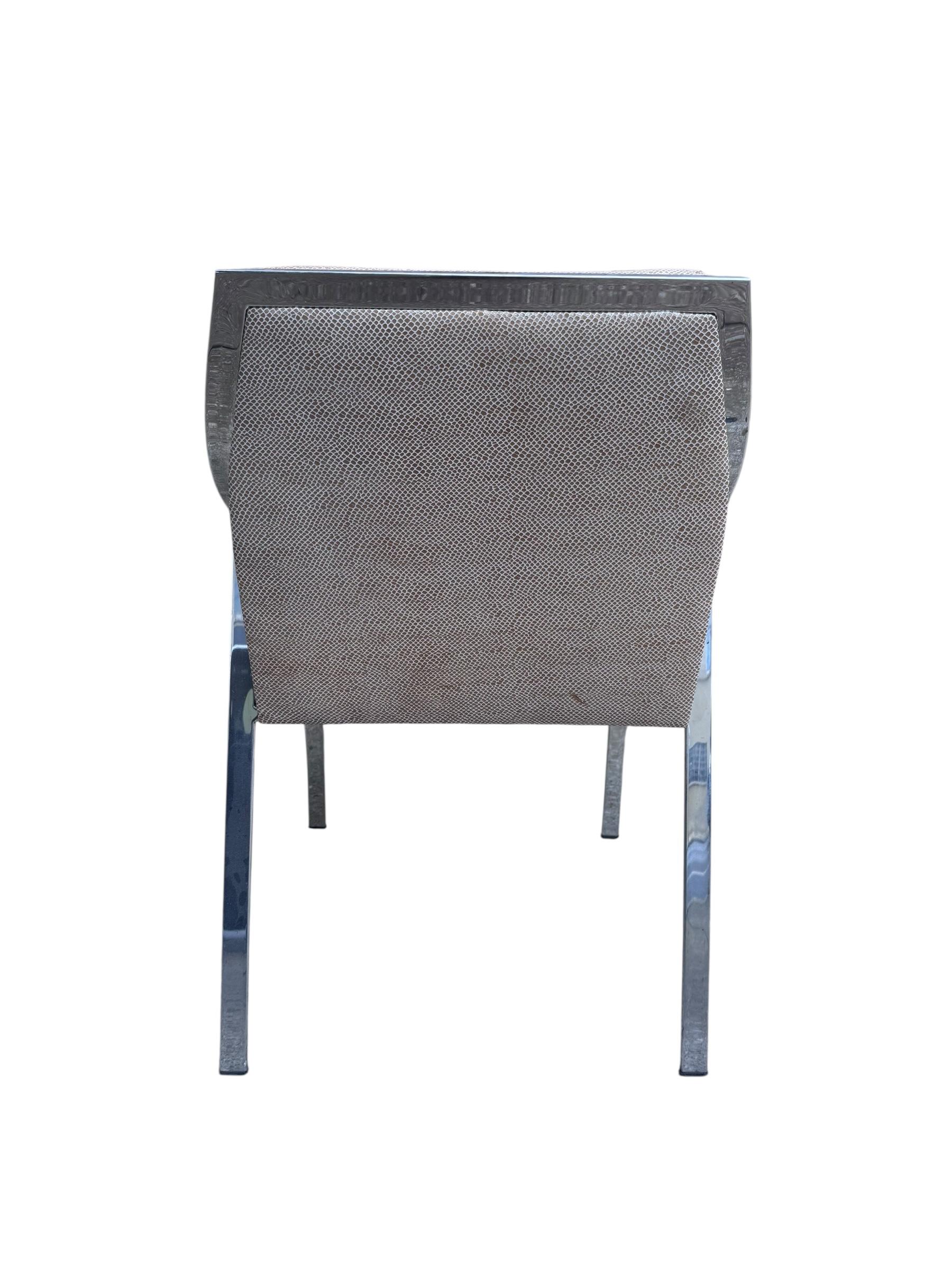 The Moderne Christophe Pillet for Holly Hunt Aileron Chair Newly Reupholstered in Holly Hunt Tan Embossed Snake Skin Leather (en cuir de serpent gaufré)

Accrochez votre espace avec une chaise d'appoint à cadre métallique plat. La nouvelle