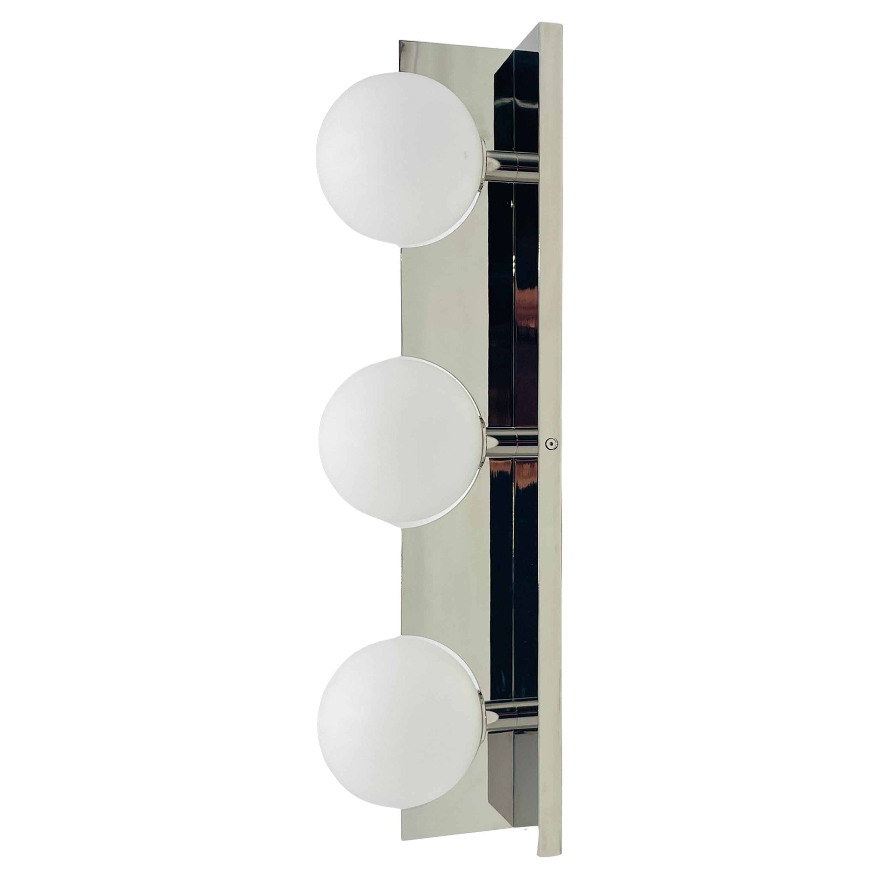 Moderner verchromter 3-Globen-Wandleuchter oder Waschtischlampe, mattierte Glasschirme