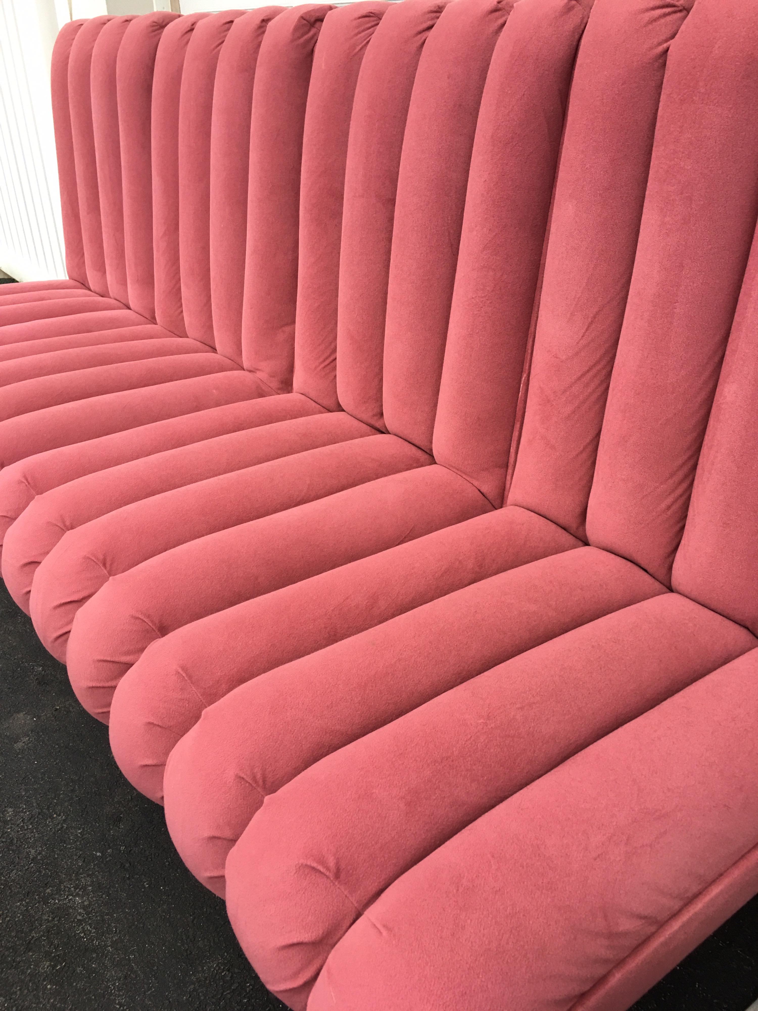 Ultrasuede DIA, chaises de salle à manger à dossier cannelé rose et chromé, Design Institute America 1980 en vente
