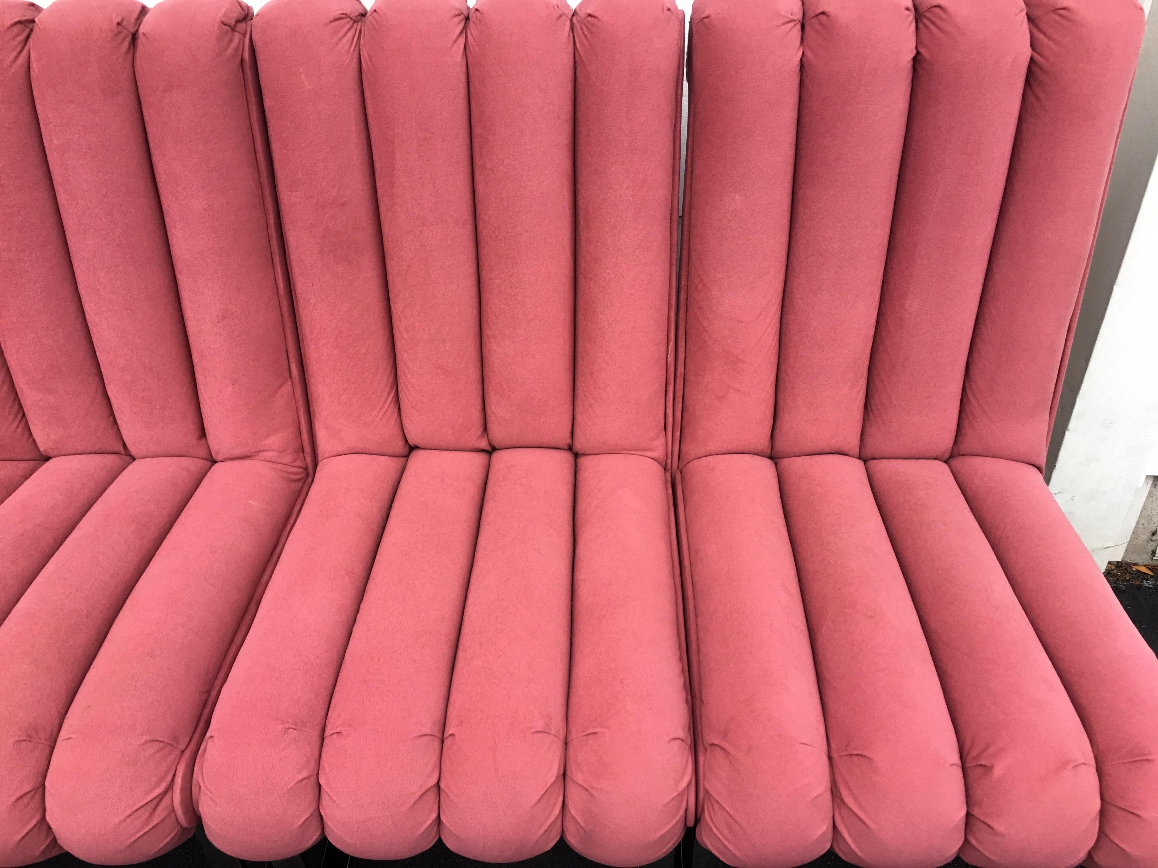 DIA, chaises de salle à manger à dossier cannelé rose et chromé, Design Institute America 1980 en vente 1