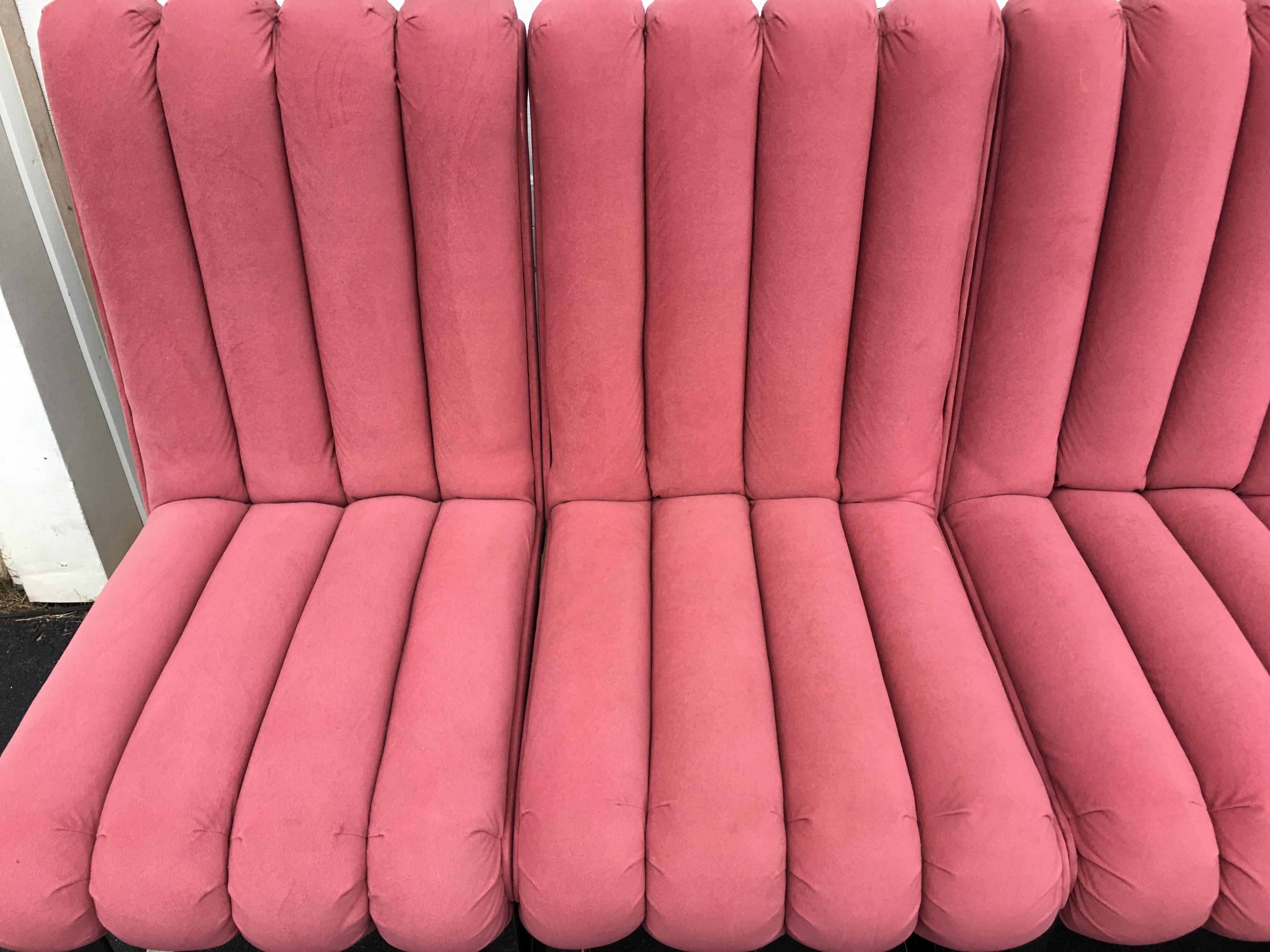 DIA, chaises de salle à manger à dossier cannelé rose et chromé, Design Institute America 1980 en vente 2