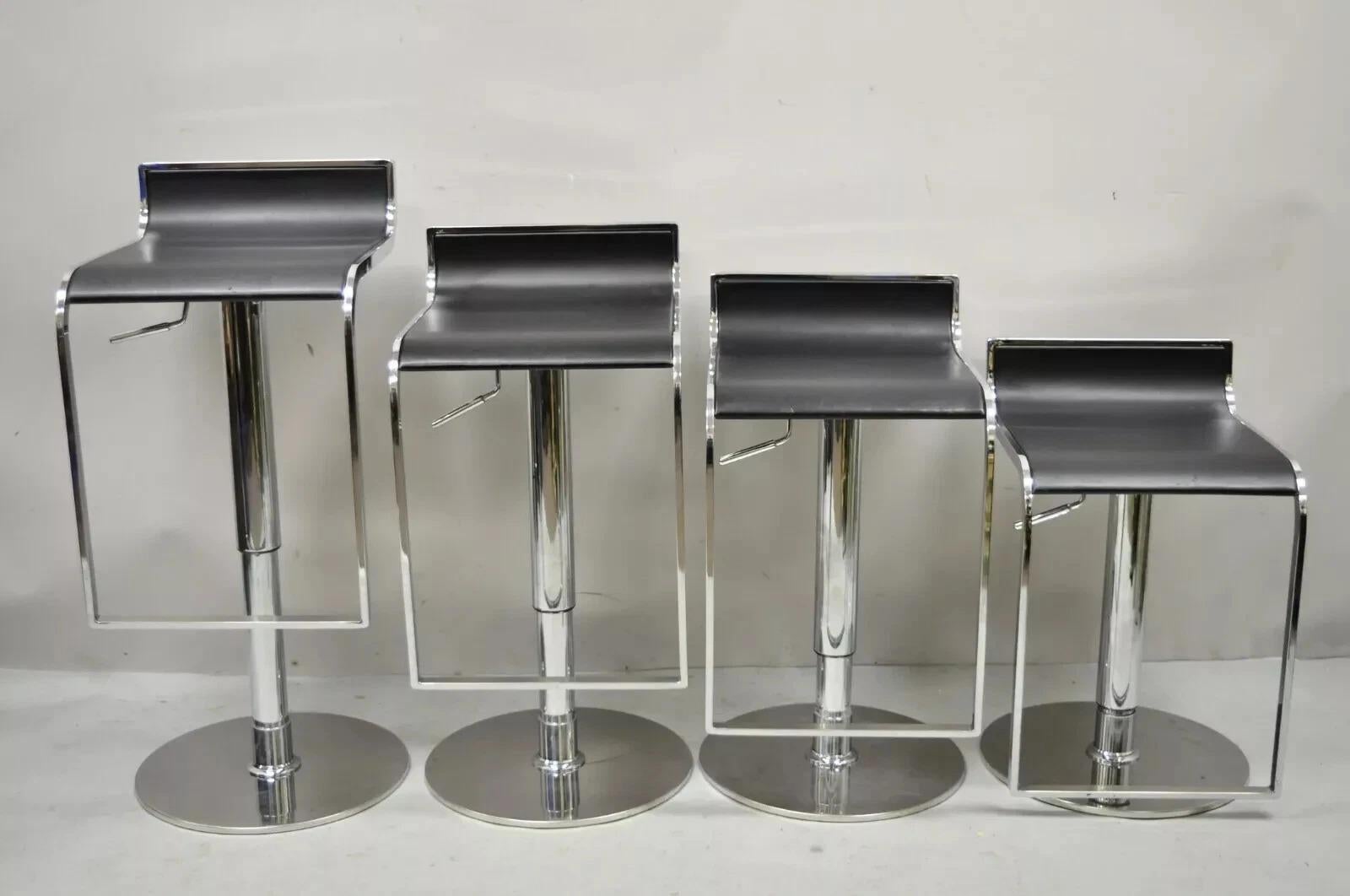 Ensemble de 4 tabourets de bar pivotants contemporains en acier et chrome, réglables en hauteur, sièges en cuir noir, très bel ensemble, lignes épurées et modernistes. Circa Late 20th Century, Preowned. Dimensions : 23 - 33