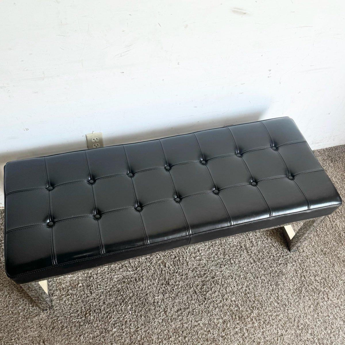 Le banc moderne en chrome et vinyle touffeté présente une structure chromée épurée et une élégante assise en vinyle noir touffeté. Parfait pour les espaces de vie contemporains, ce banc offre à la fois style et confort avec son design minimaliste et