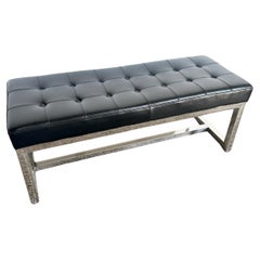 Banc moderne en vinyle chromé et capitonné