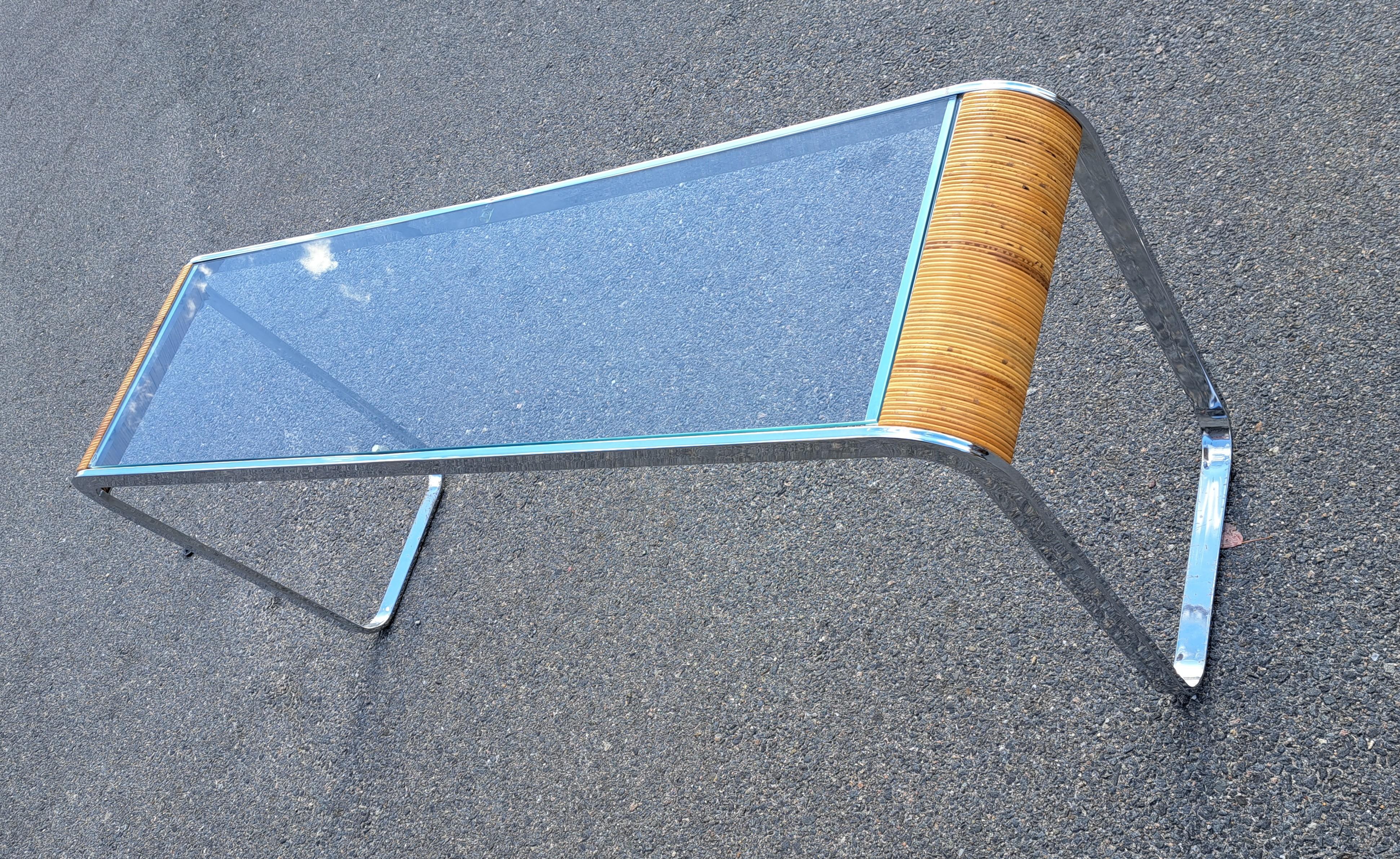 Sofa/Konsolentisch aus Chrom und Bambus mit runden Ecken und Glasplatte.