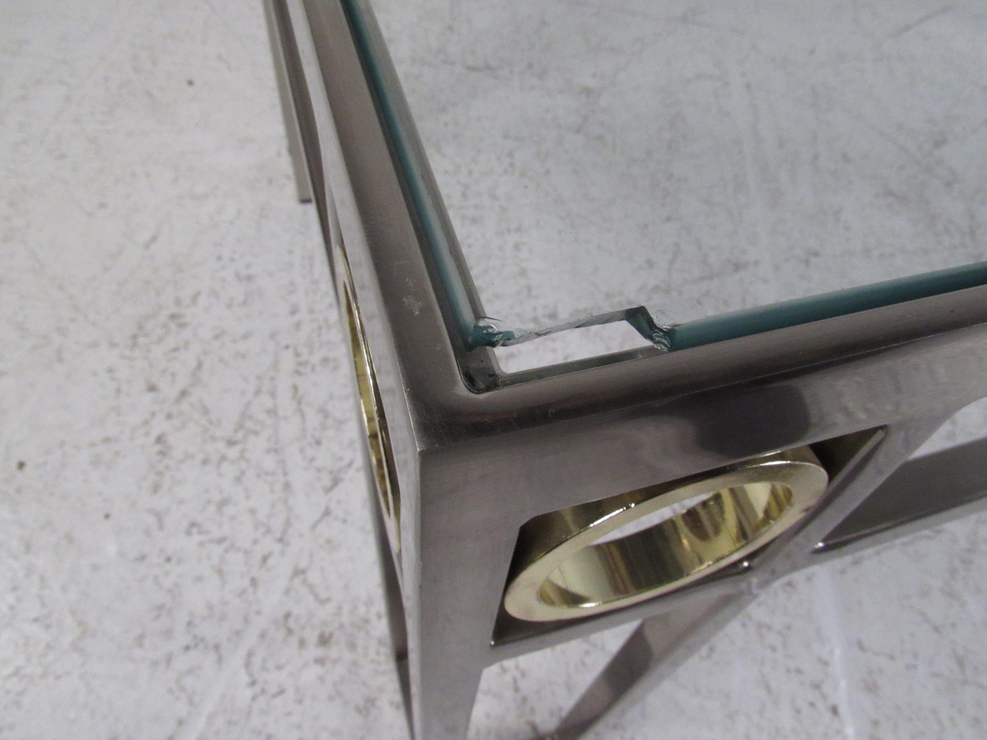 Table basse moderne en chrome et laiton en vente 2