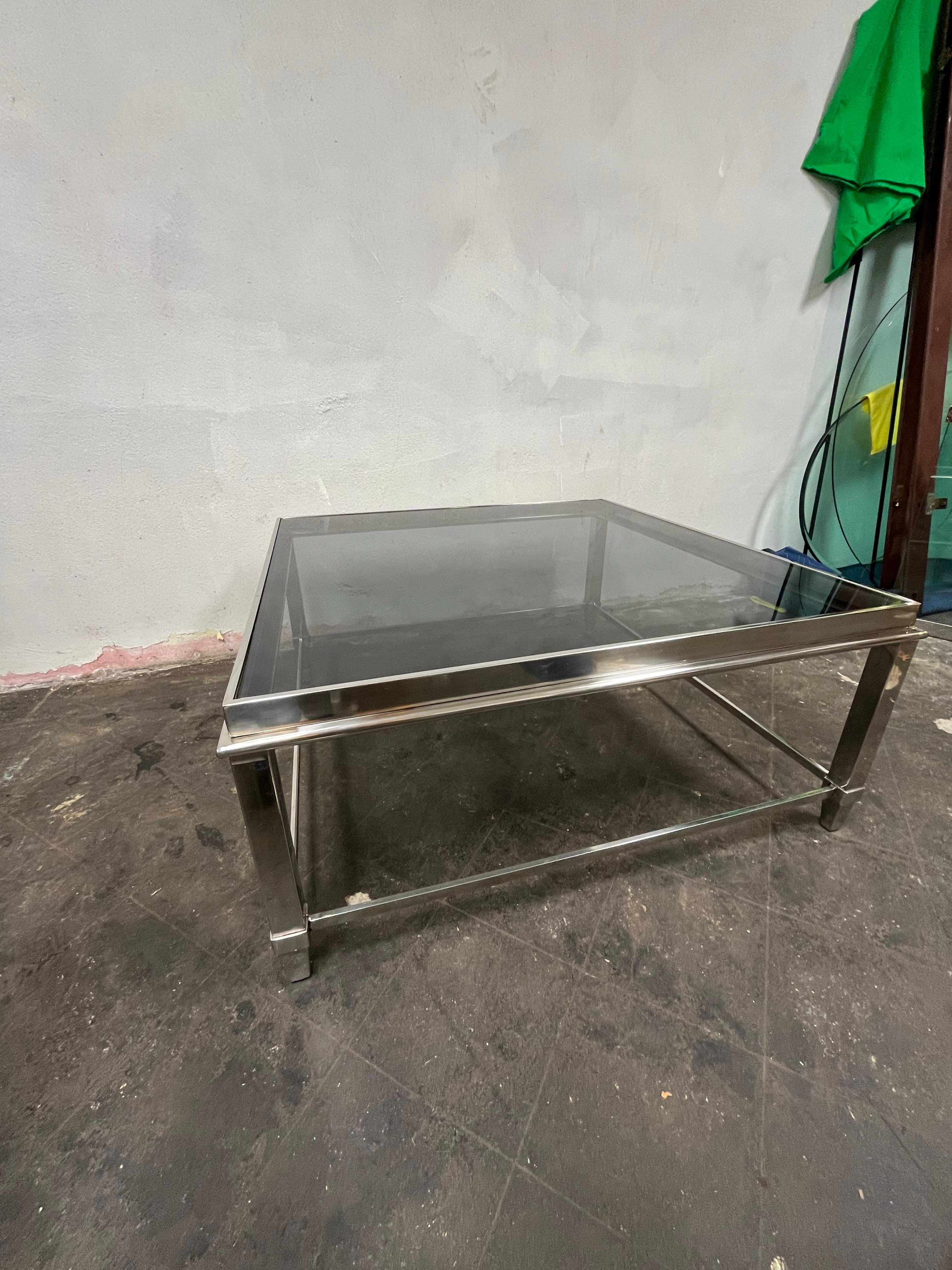 Table à café ou à cocktail en chrome brillant avec plateau en verre noir. De grandes lignes avec beaucoup de surface. Joli contraste entre la base chromée et la partie supérieure noire.
En bordure de route vers NYC/Philly $450