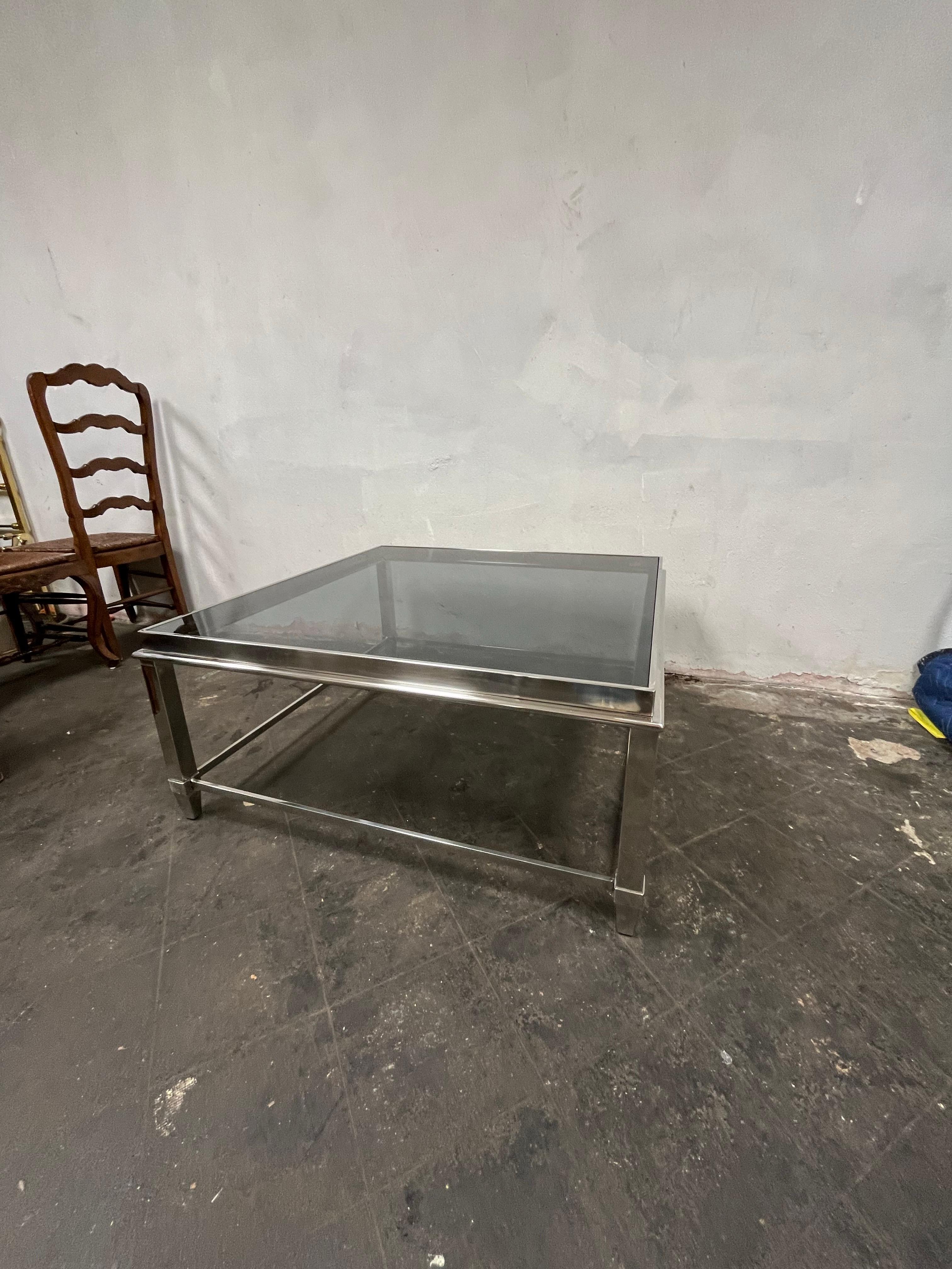 Table basse moderne en chrome avec plateau en verre noir Bon état - En vente à W Allenhurst, NJ