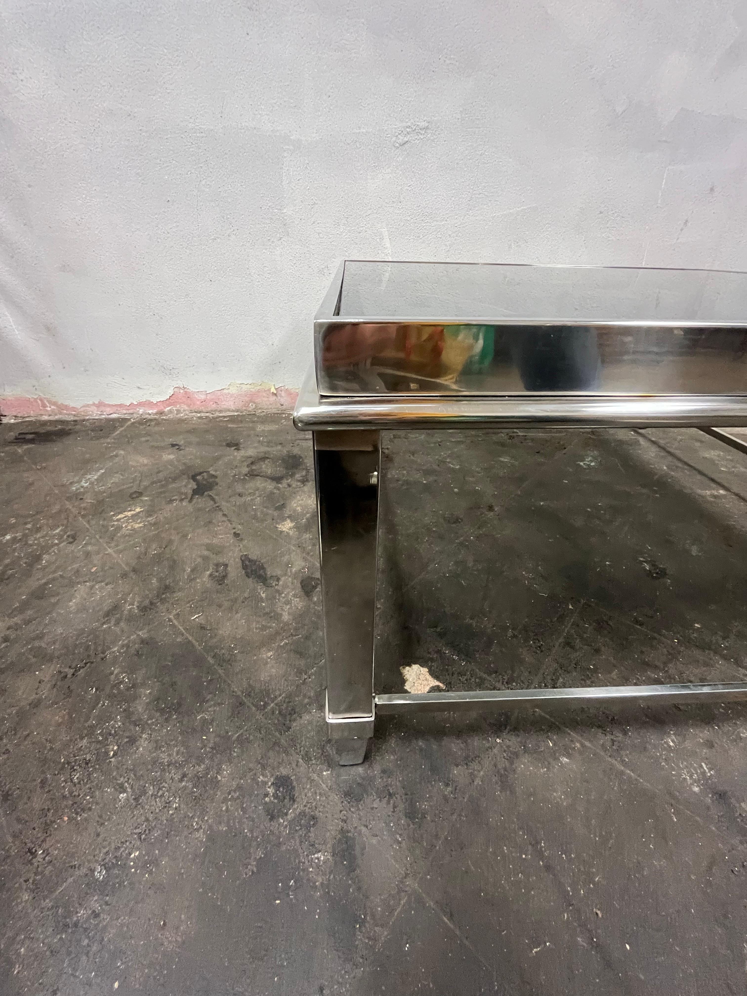 20ième siècle Table basse moderne en chrome avec plateau en verre noir en vente