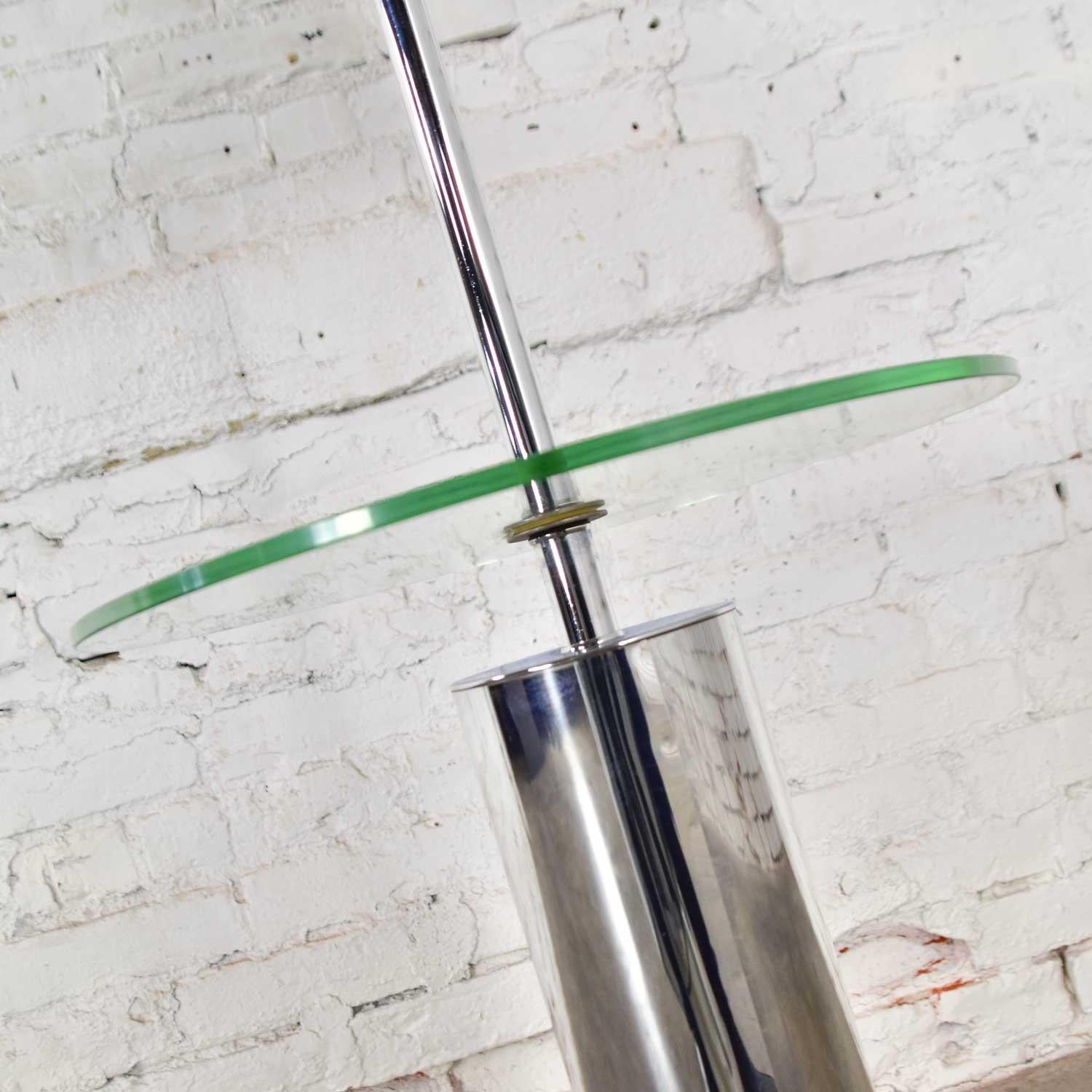 Moderne verchromte Zylinder-Stehlampe mit Glas-Beistelltisch im Stil von George Kovacs im Angebot 10