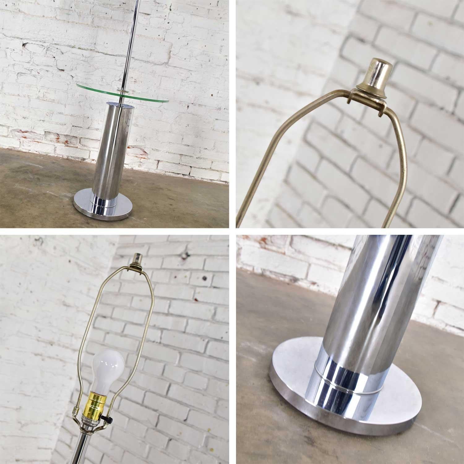 Moderne verchromte Zylinder-Stehlampe mit Glas-Beistelltisch im Stil von George Kovacs im Angebot 12
