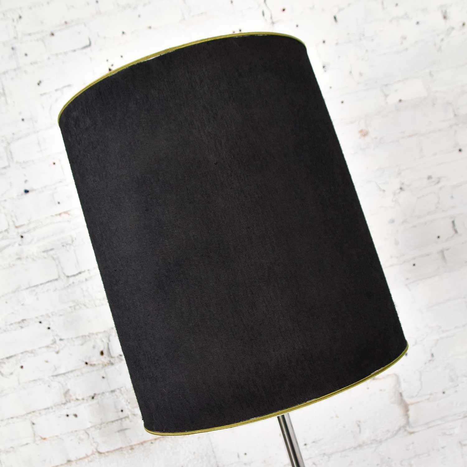 Moderne verchromte Zylinder-Stehlampe mit Glas-Beistelltisch im Stil von George Kovacs (20. Jahrhundert) im Angebot
