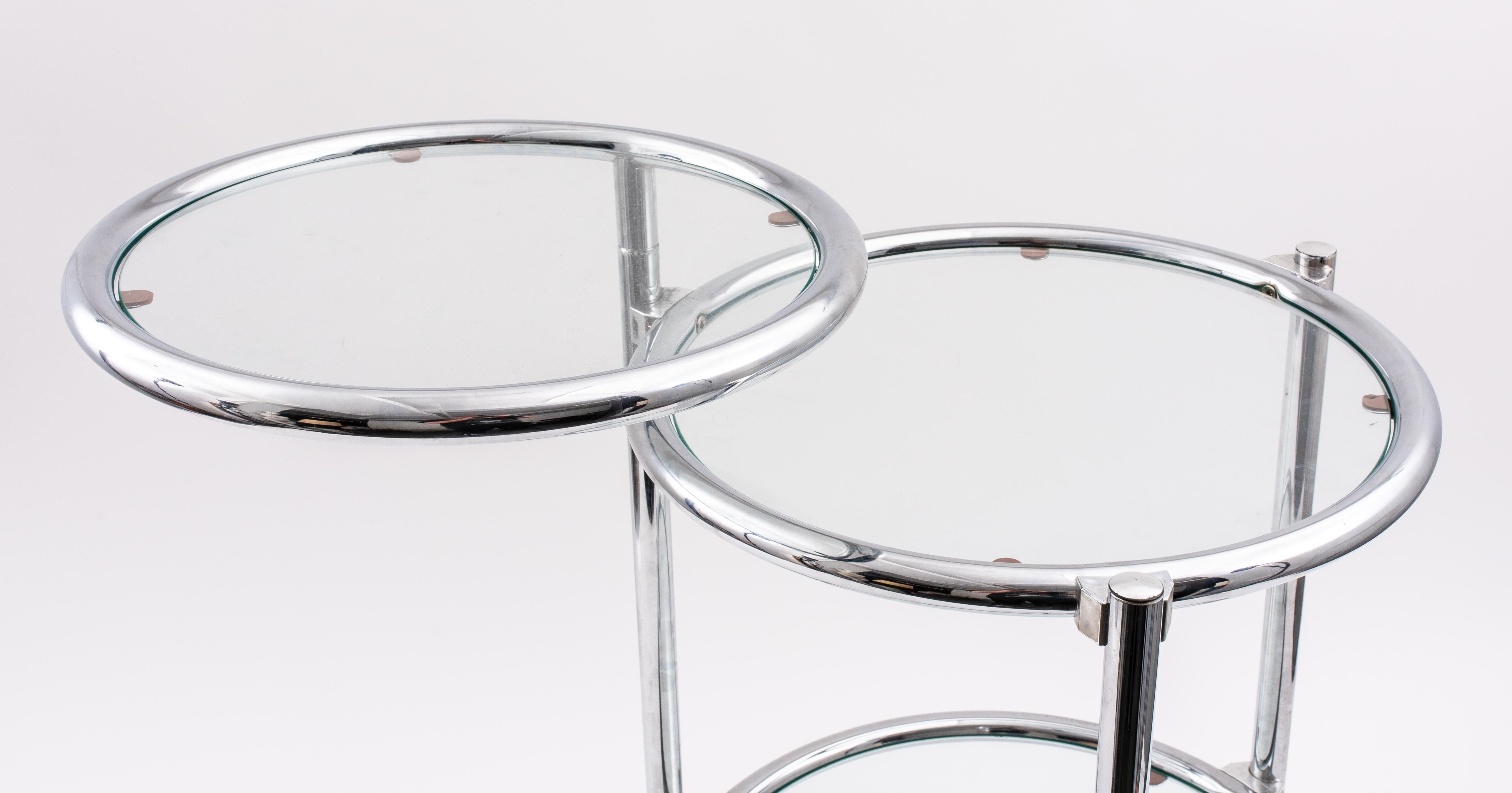 Mid-Century Modern Table d'appoint moderne réglable à 3 niveaux en chrome et verre en vente