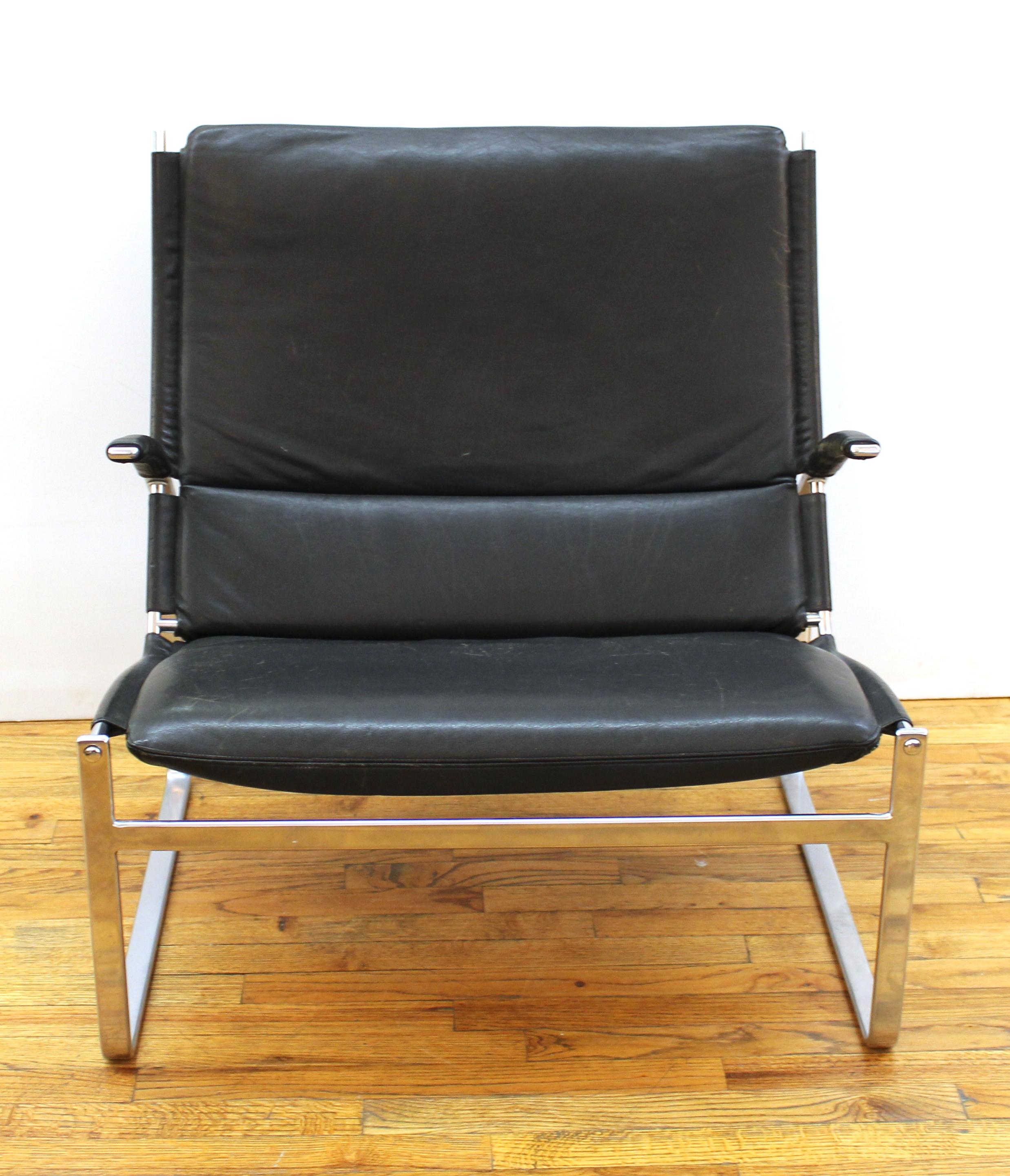 Modern Chrome Lounge Chair & Ottoman in Leather In Good Condition In New York, NY