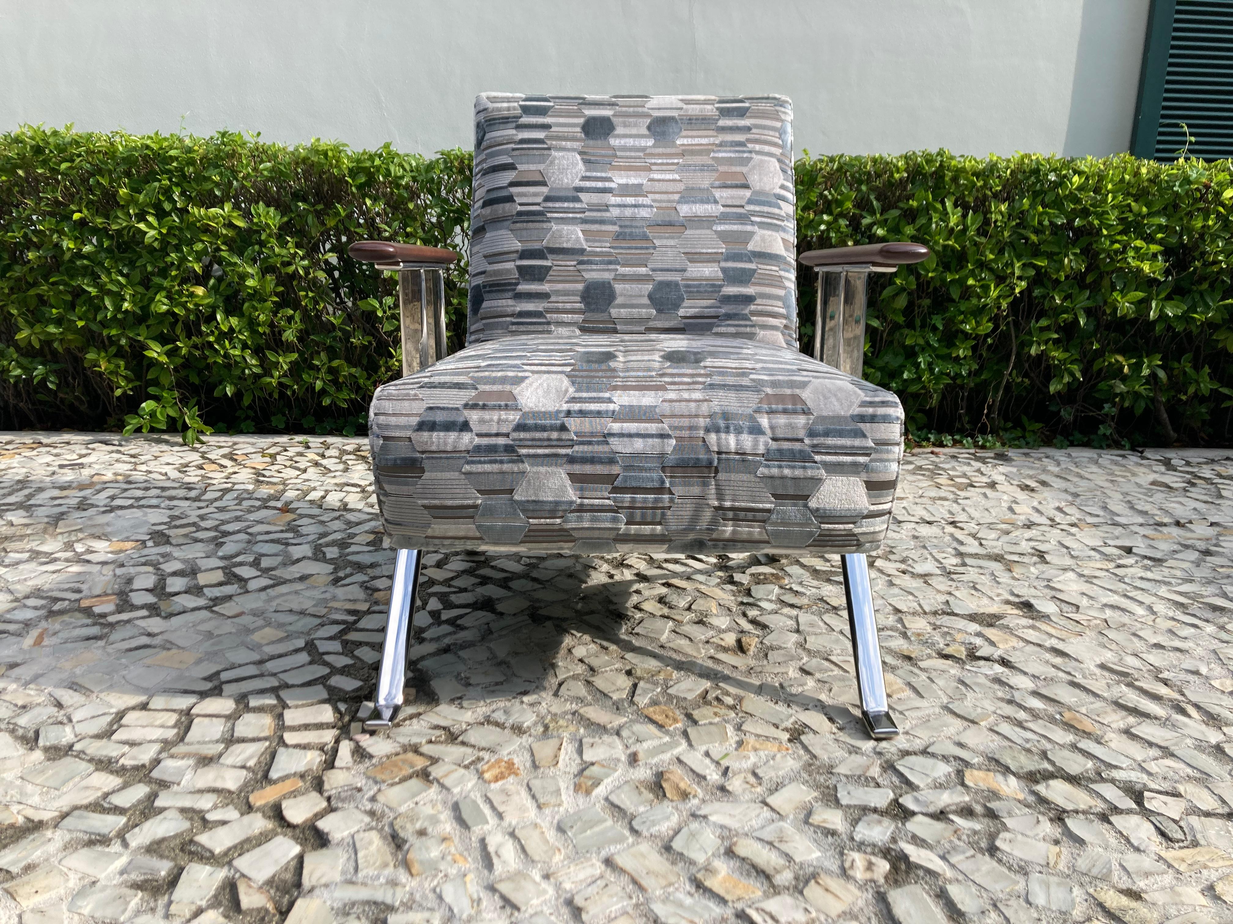Modern Chrome Lounge Chair with Walnut Arms In Good Condition For Sale In Miami, FL