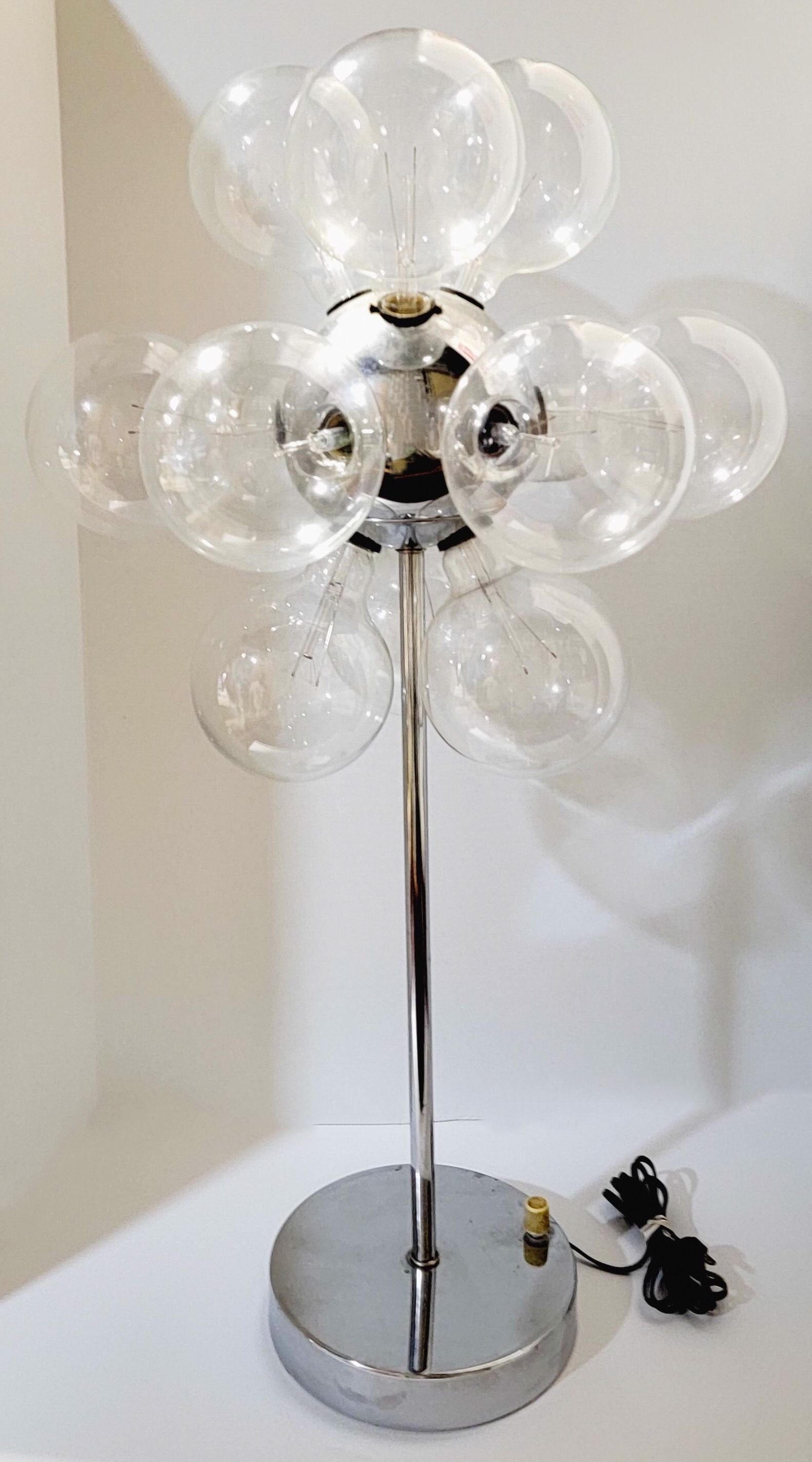 Ils sont géniaux ! Il s'agit d'une paire de lampes de table modernes des années 1970, de style Spoutnik, en verre transparent, attribuées à TSAO Designs. Ils sont en état de marche et d'origine. Ils ont chacun dix globes. Une usure légère. La