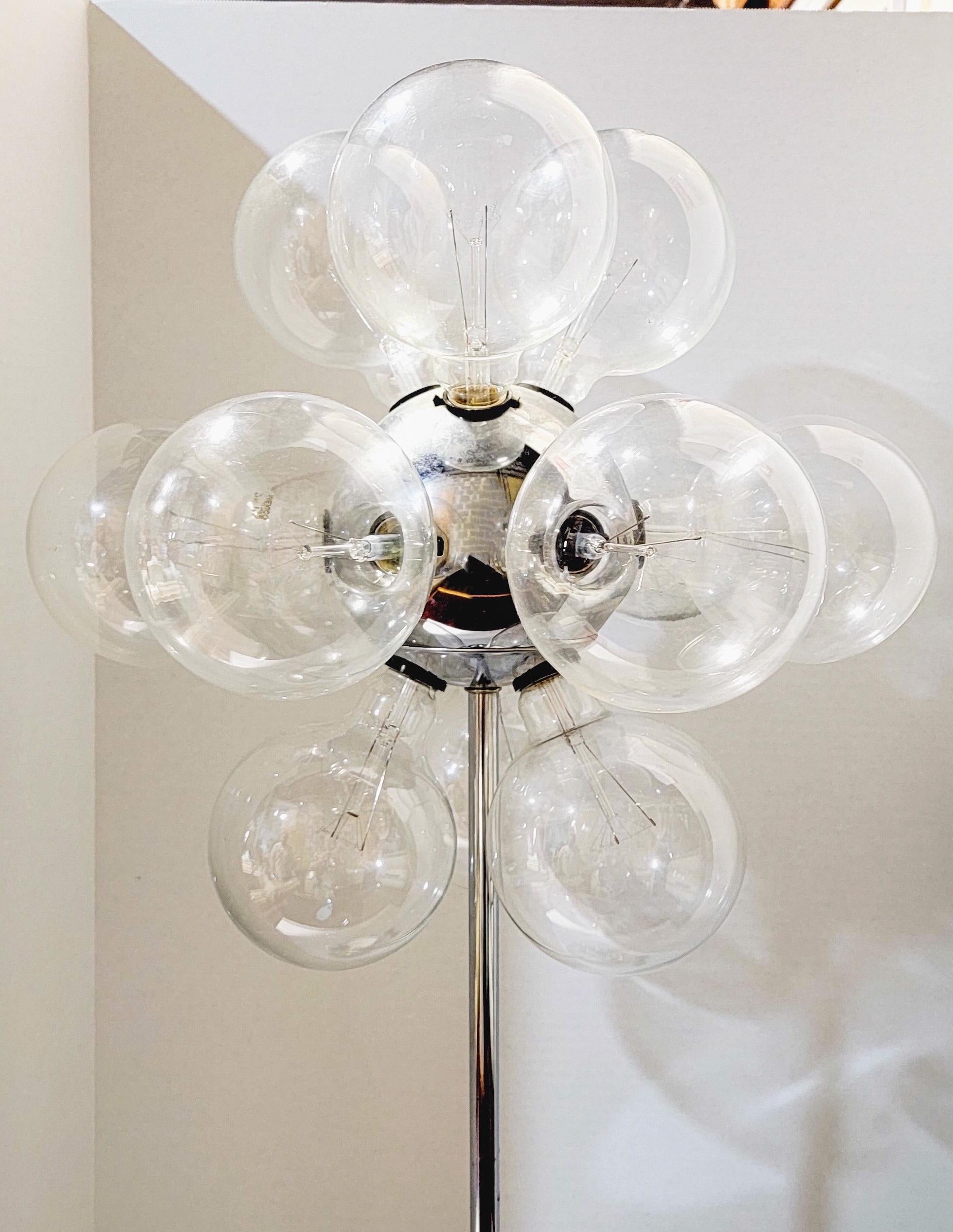 Mid-Century Modern Paire de lampes modernes en forme de globe en verre bullé de style Spoutnik chromé attribuées à TSAO Designs en vente