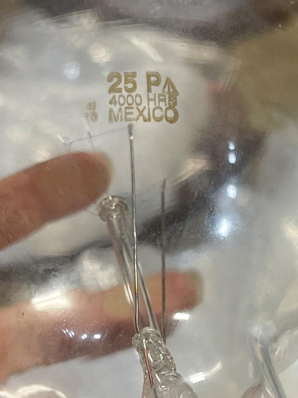 Américain Paire de lampes modernes en forme de globe en verre bullé de style Spoutnik chromé attribuées à TSAO Designs en vente