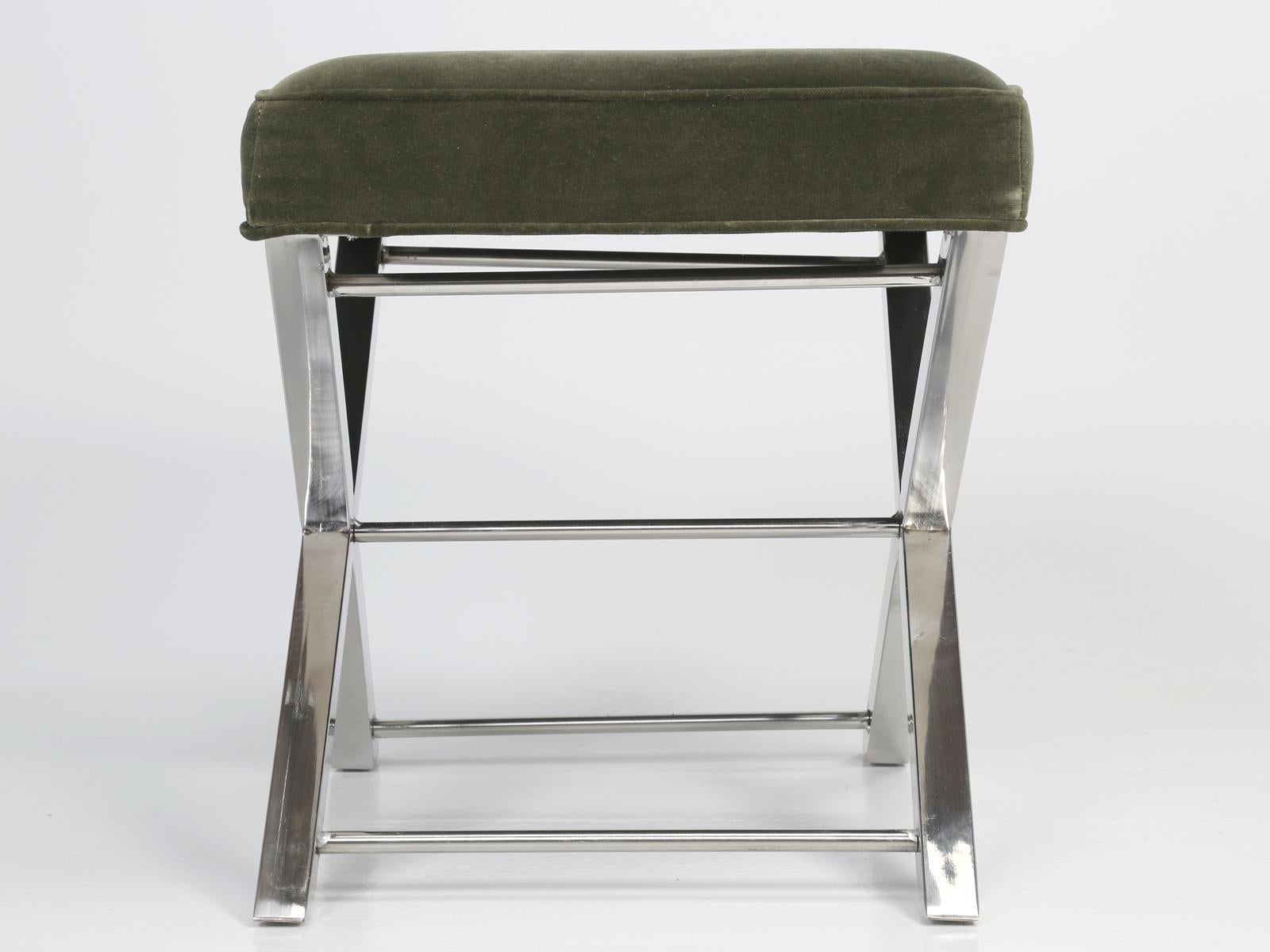 Machine-Made Modern Chrome Stool with Classic X-Style Frame in Original Condition For Sale