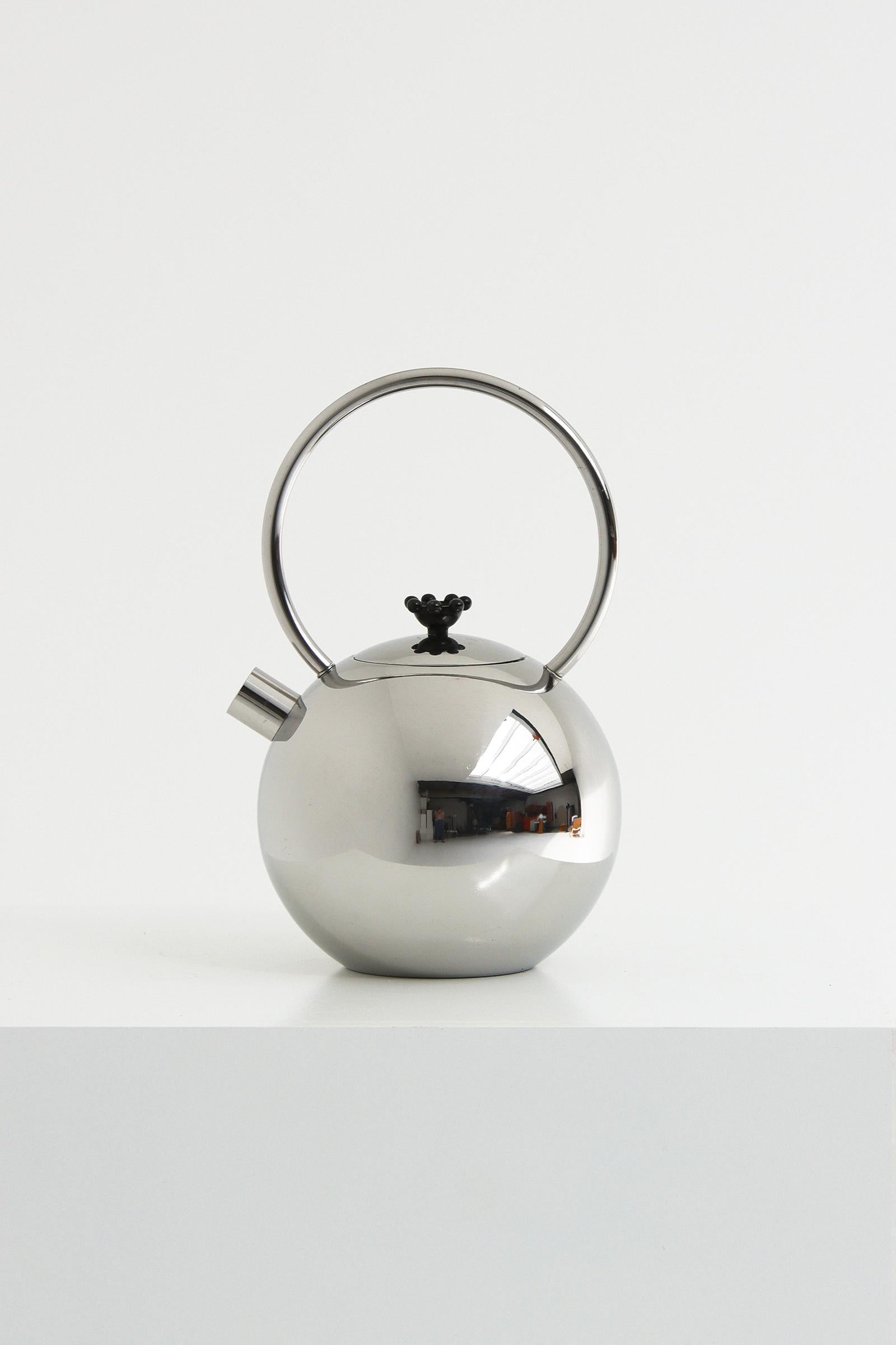 Midcentury modern chrome Teapot from the King Series of Wmf by Matteo Thun 1989 In Good Condition For Sale In Antwerpen, Antwerp
