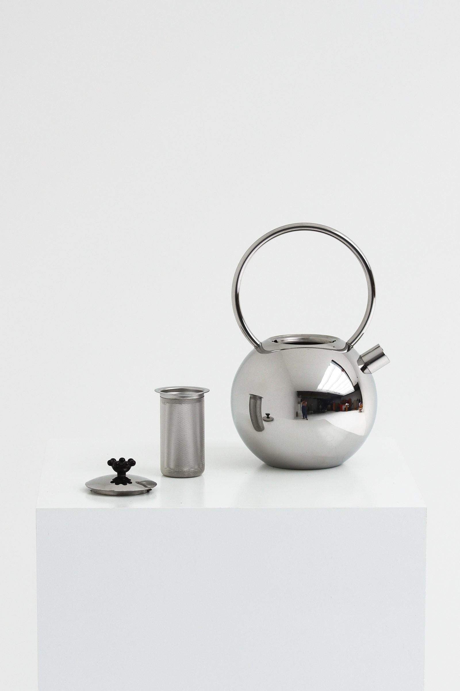Late 20th Century Midcentury modern chrome Teapot from the King Series of Wmf by Matteo Thun 1989 For Sale