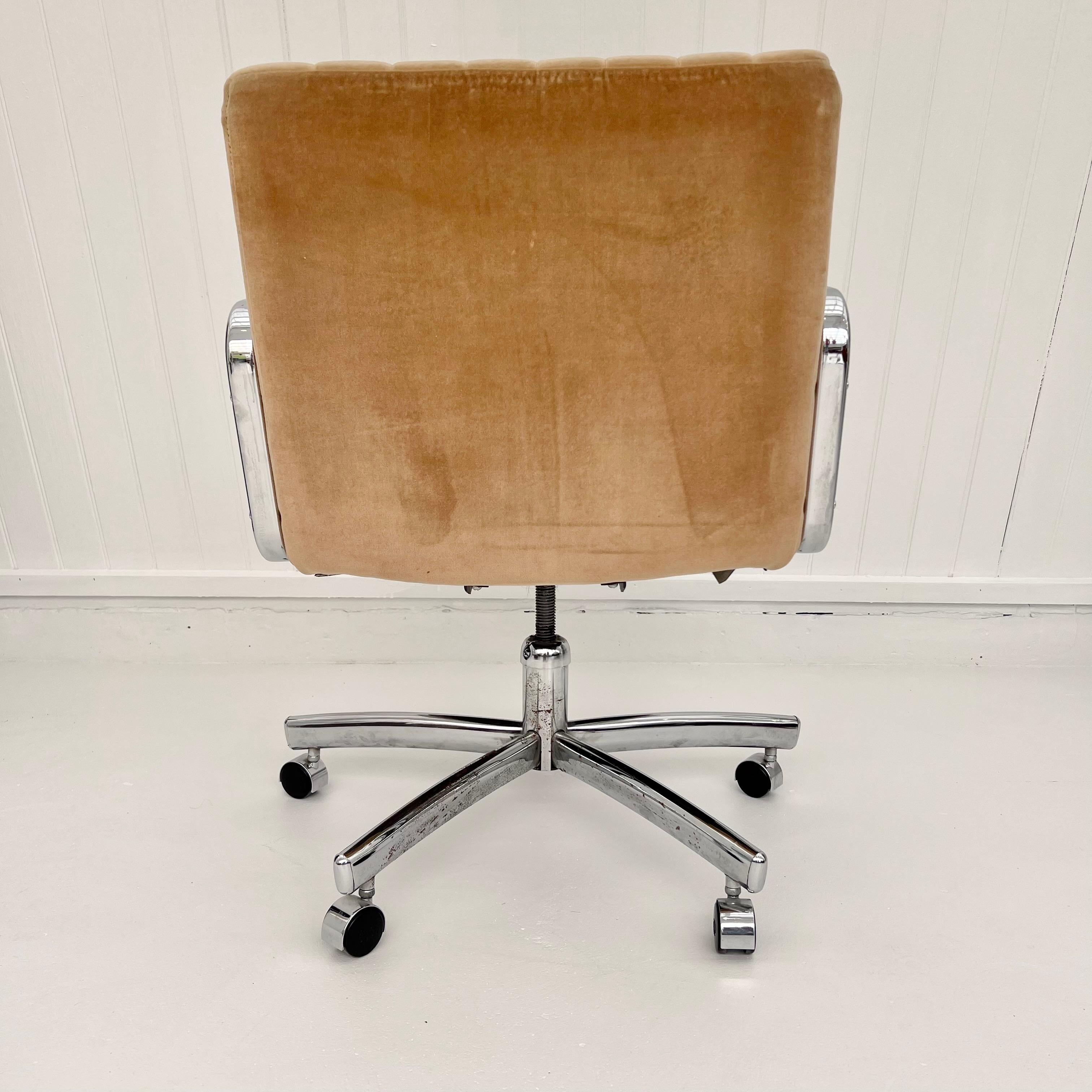 Silla de oficina moderna de cromo y terciopelo acolchado, años 80 EE.UU. finales del siglo XX en venta