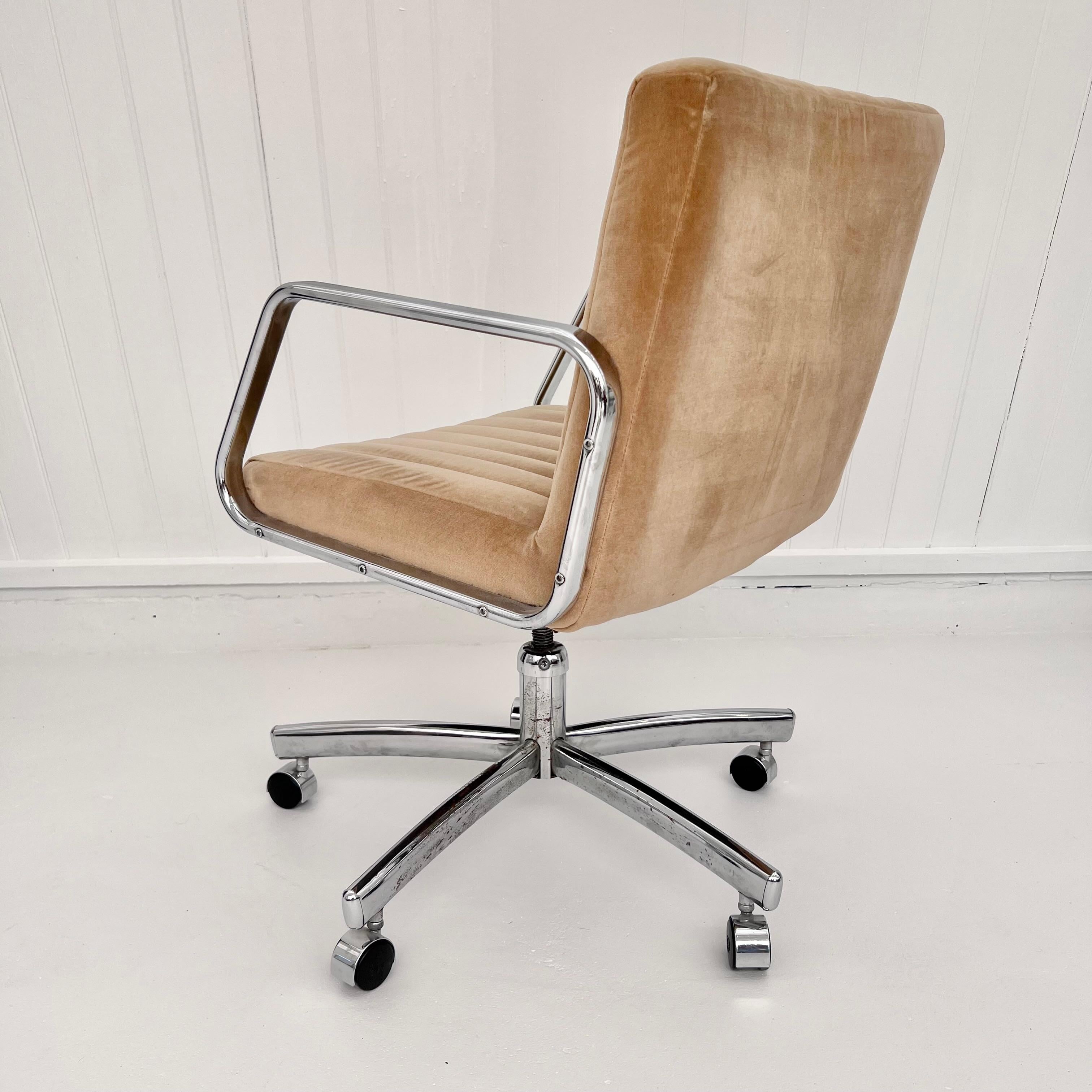 Silla de oficina moderna de cromo y terciopelo acolchado, años 80 EE.UU. Metal en venta
